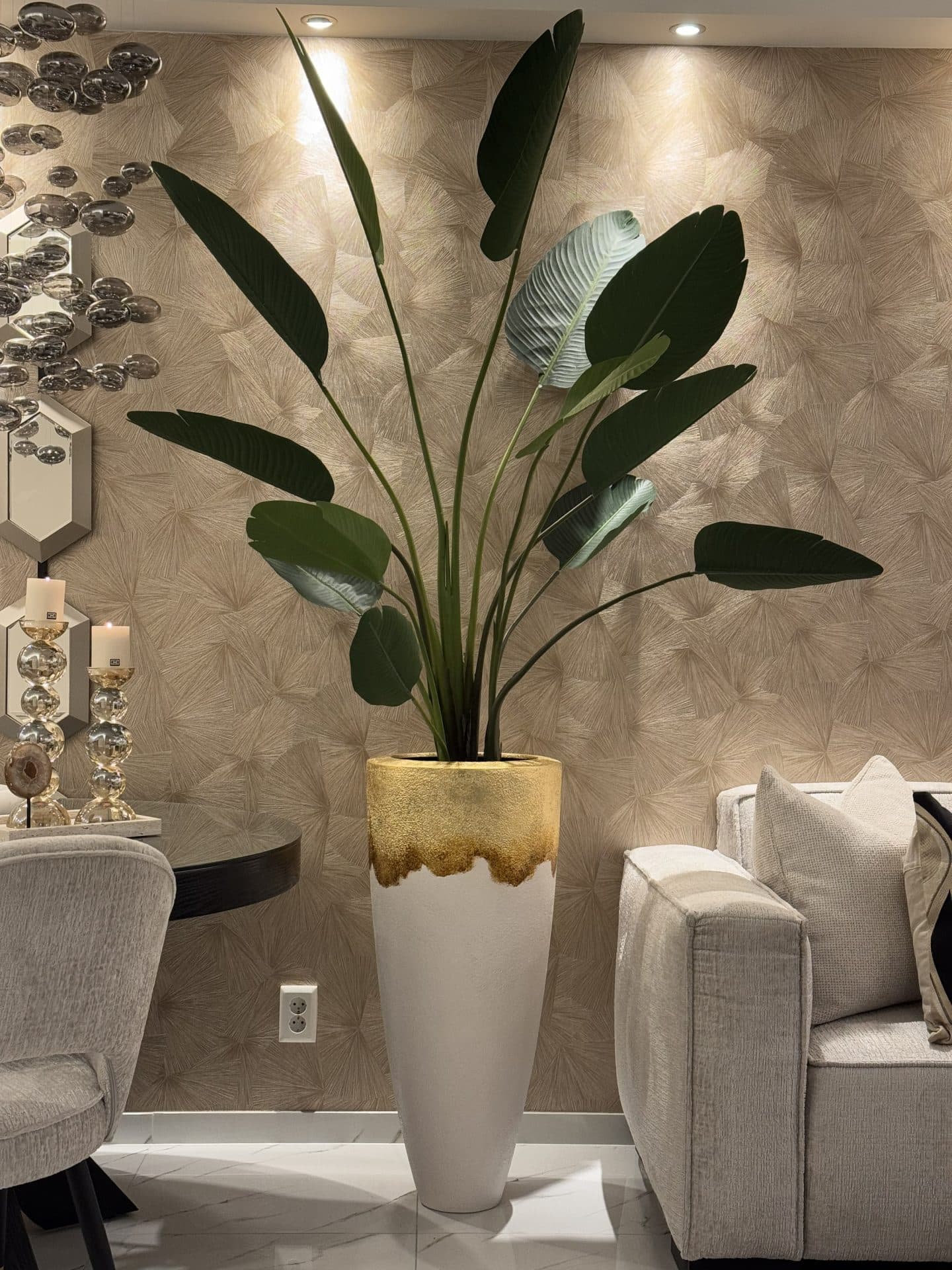Vaas wit-goud 90 cm opgemaakt met zijden Strelitzia kunstplant