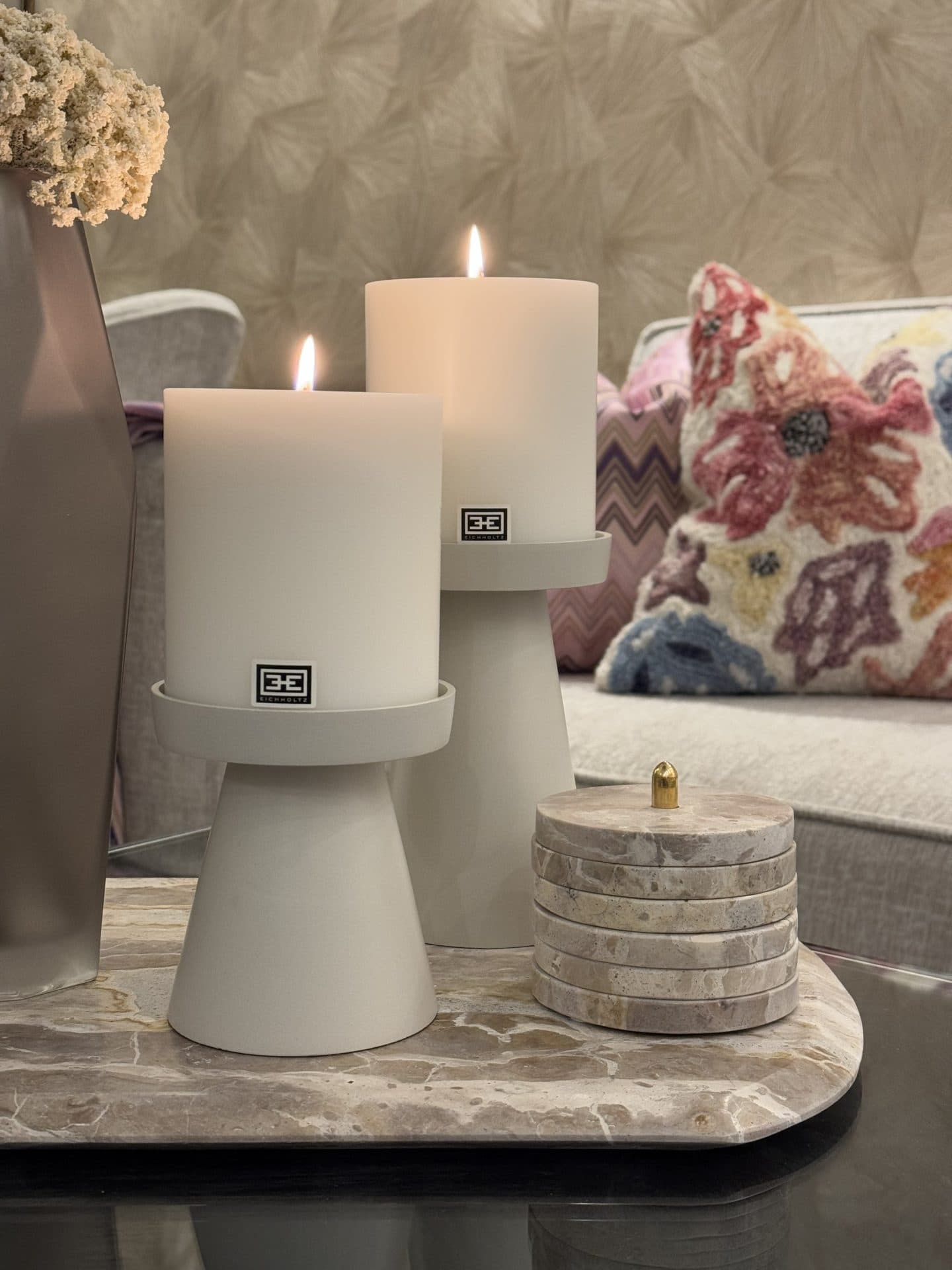 Kaarshouders ivory set van 2 met Eichholtz kaarsen S en M