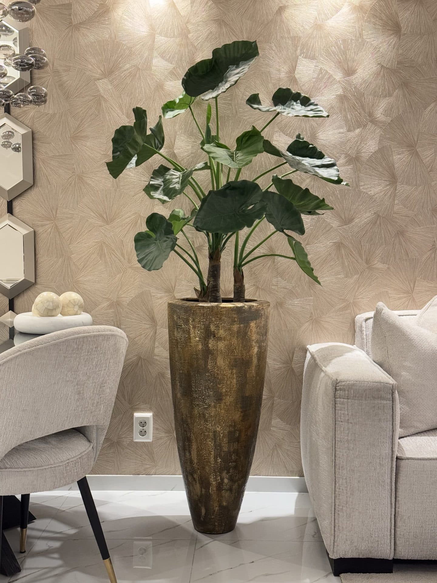 Vaas bruin-brons 90 cm opgemaakt met Alocasia kunstplant