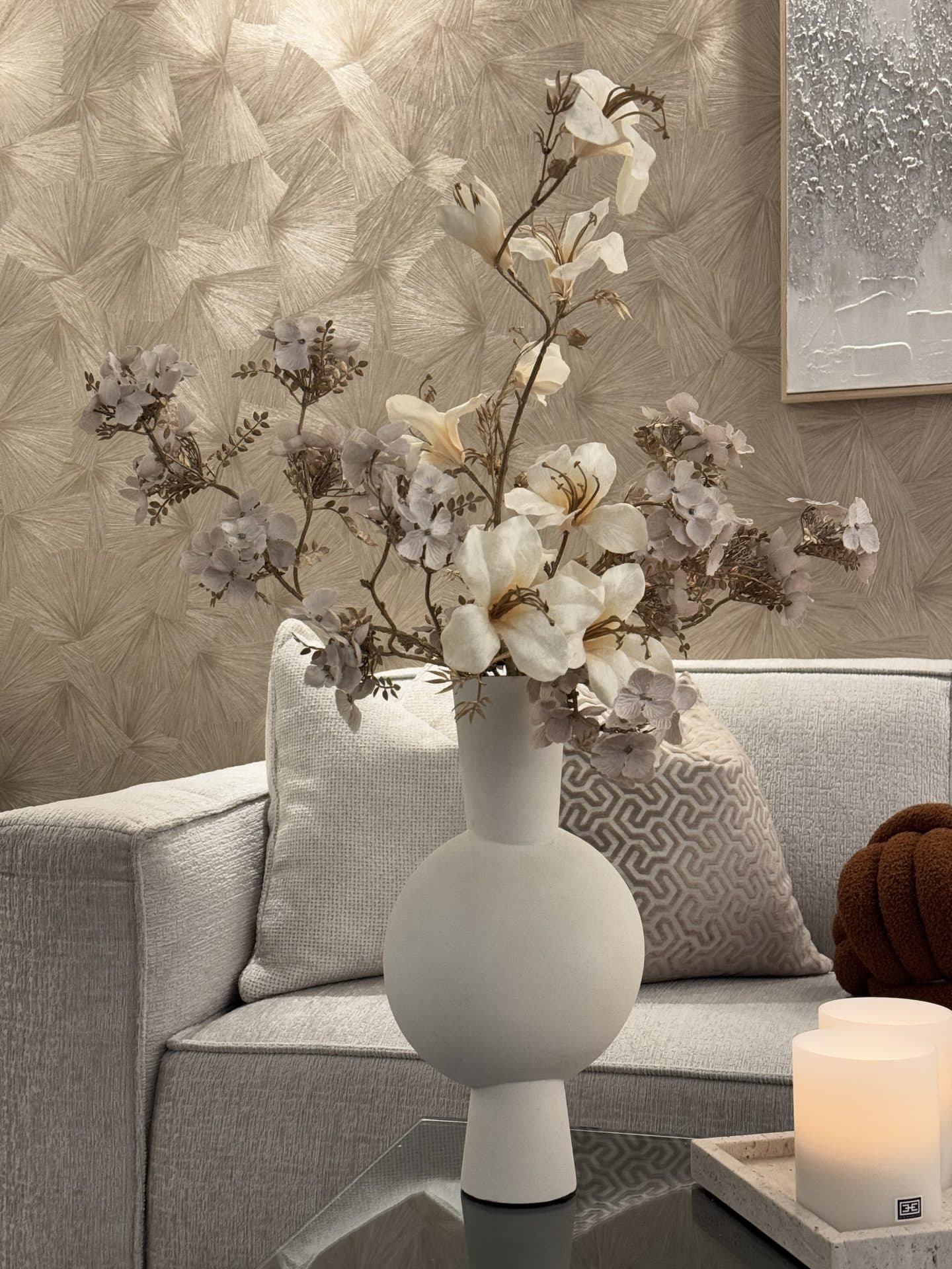 Vaas fles ivory opgemaakt met zijdebloemen, 79 cm hoog