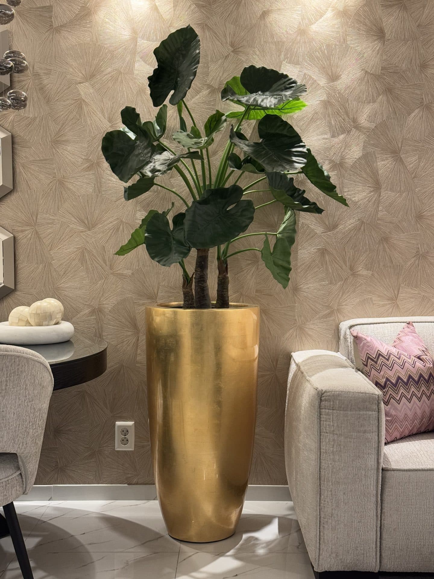 Bladgoud glossy vloervaas met Alocasia kunstplant 190 cm