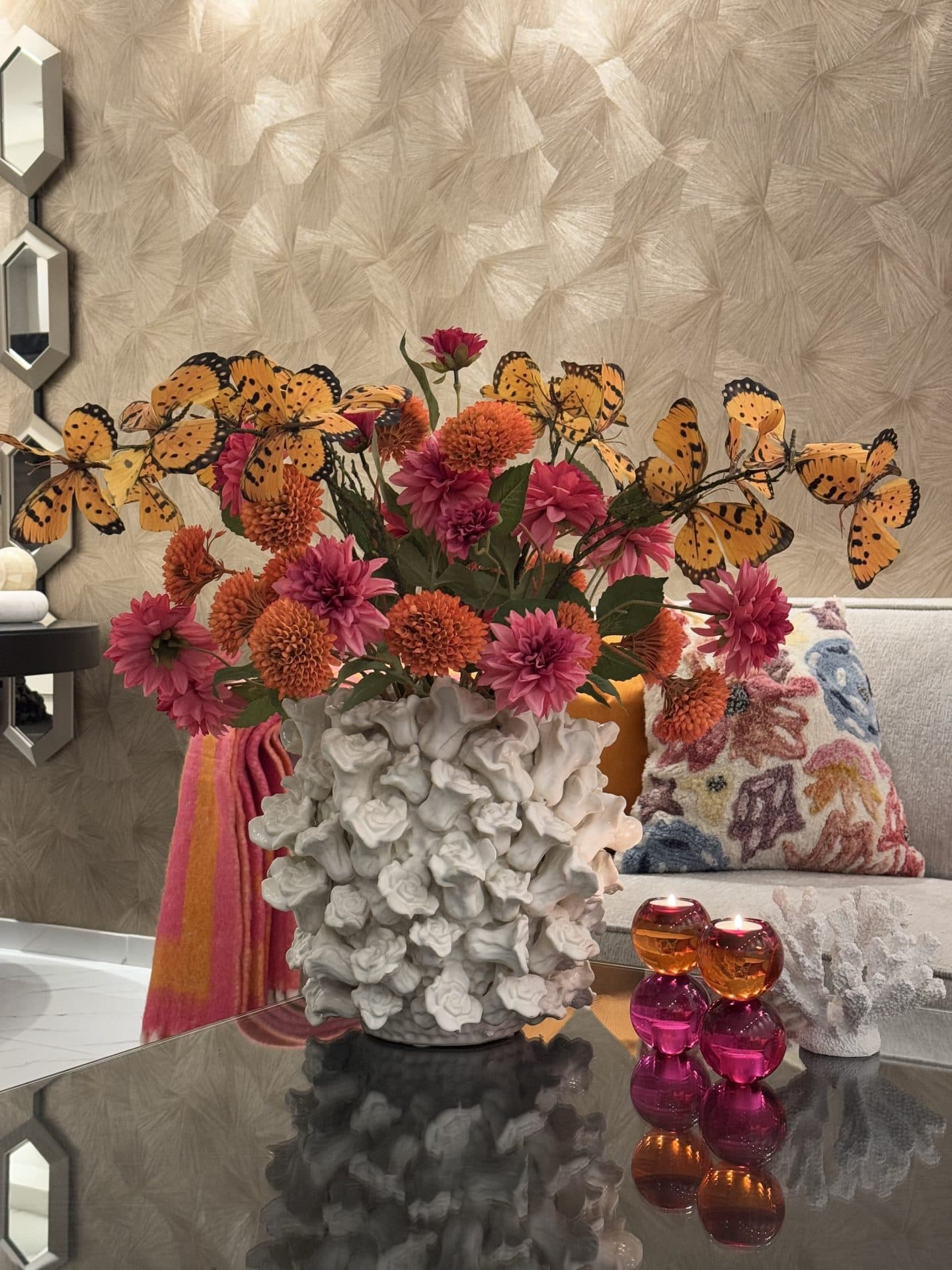 Rozen vaas wit opgemaakt met zijdebloemen en vlinders 34 cm