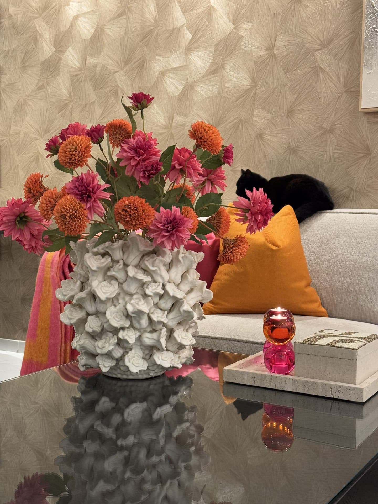 Rozen vaas wit met zijdebloemen arrangement multicolor 63 cm