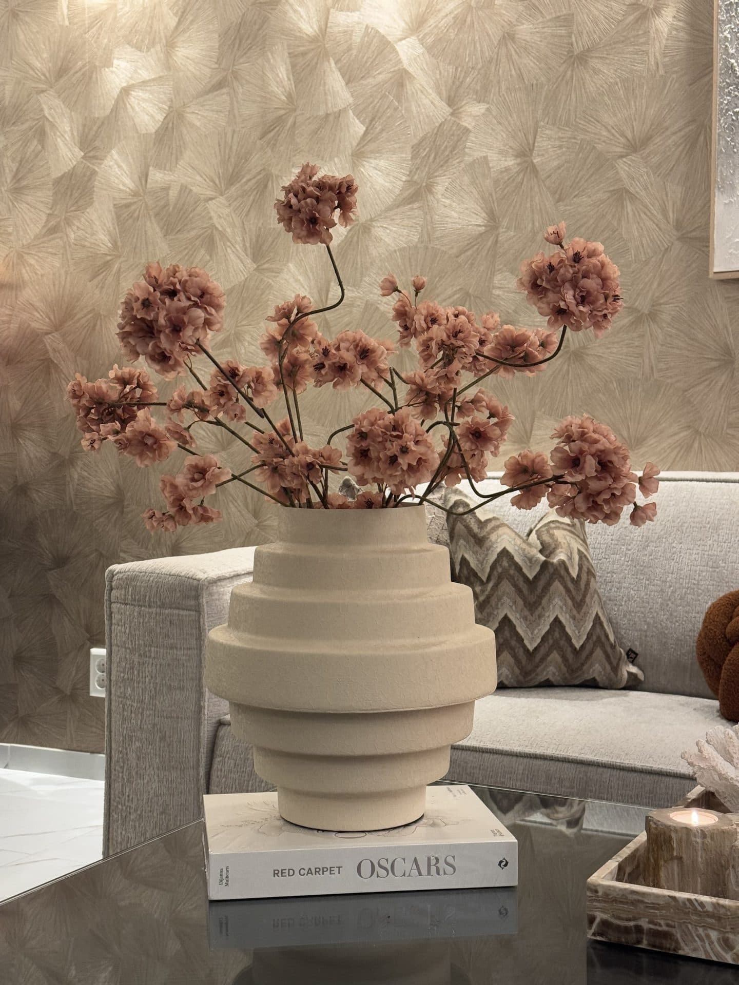 Vaas ivory cream L opgemaakt met oud roze bloesems 66 cm