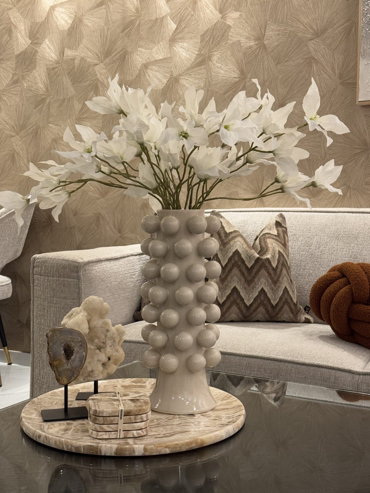 Vaas bollen ivory-taupe met witte zijdebloemen 69 cm hoog