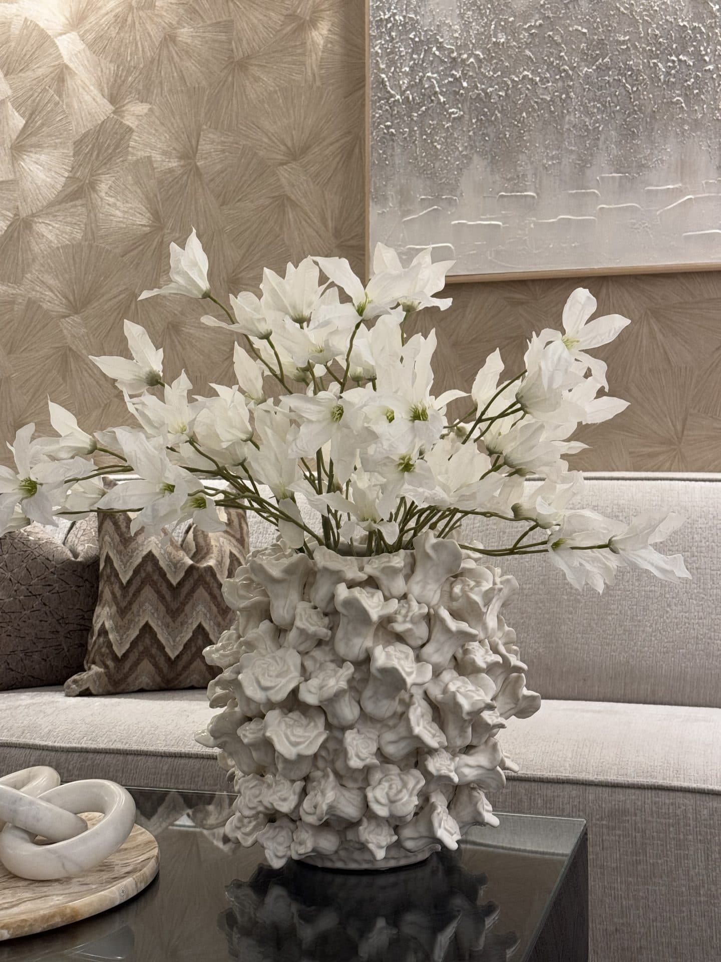 Rozen vaas wit met zijdebloemen arrangement 67 cm hoog
