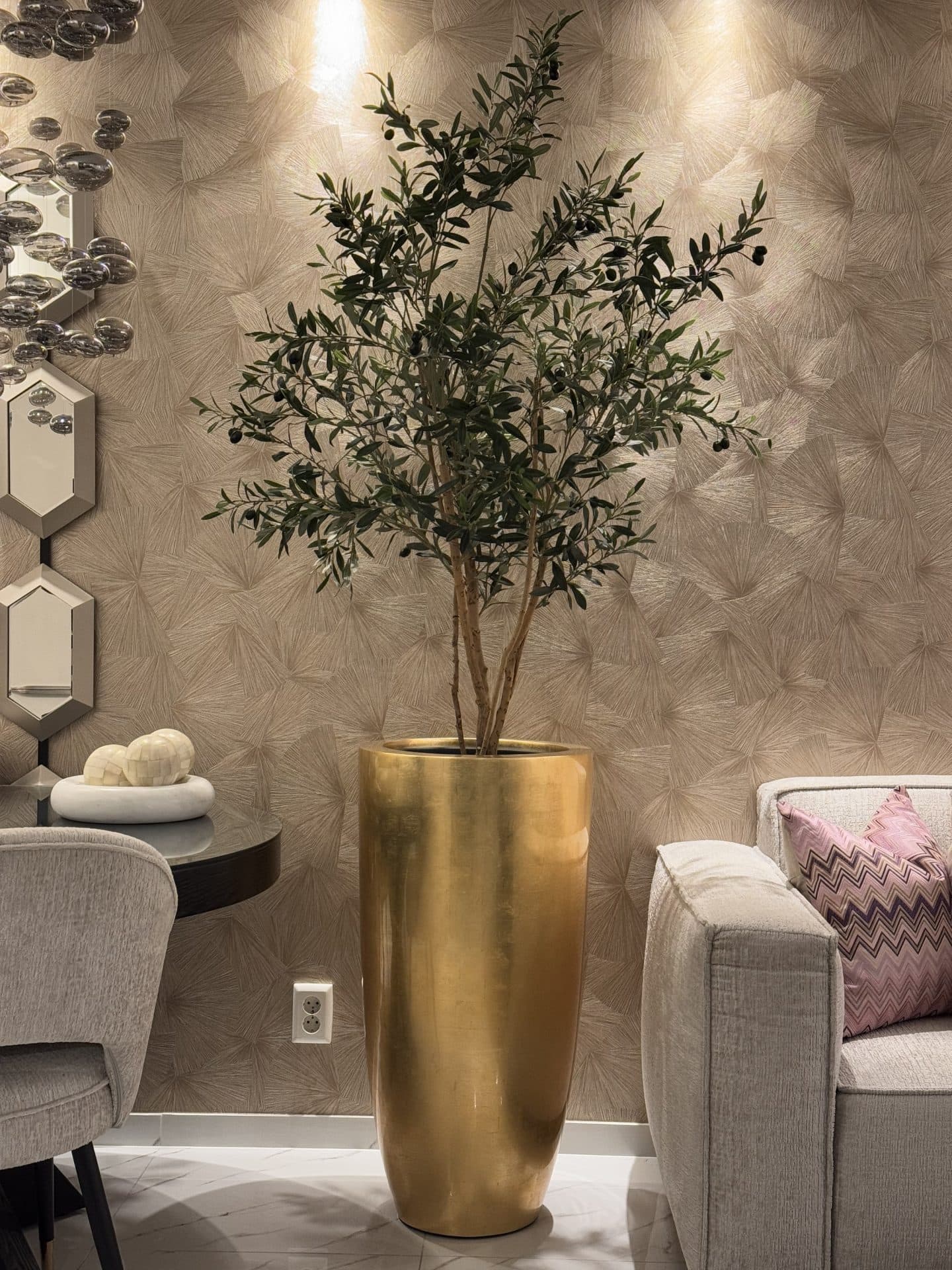 Bladgoud glossy vloervaas met kunstolijfboom op houtstam 210 cm