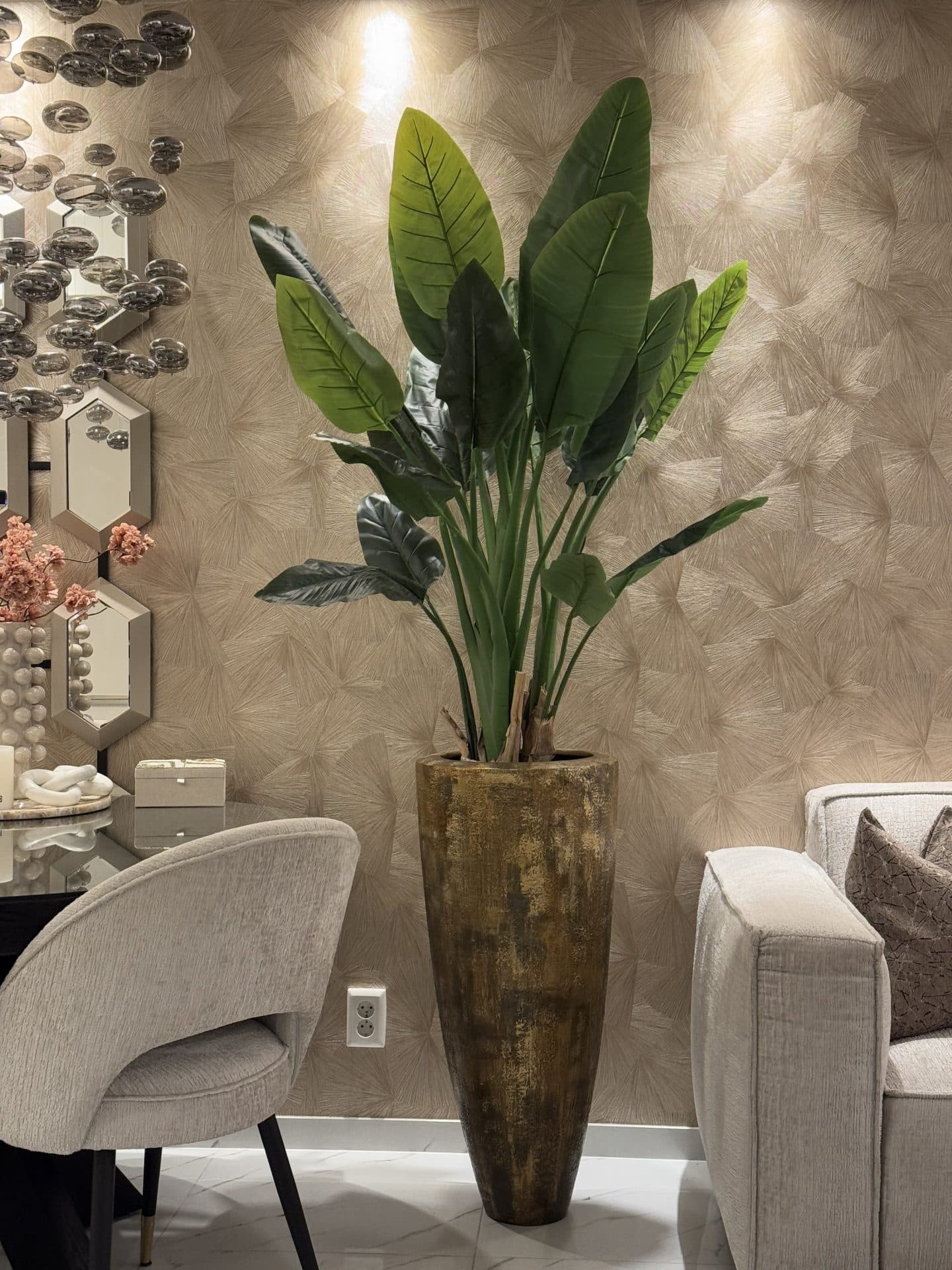 Vaas bruin-brons-goud 90 cm opgemaakt met strelitzia kunstplant