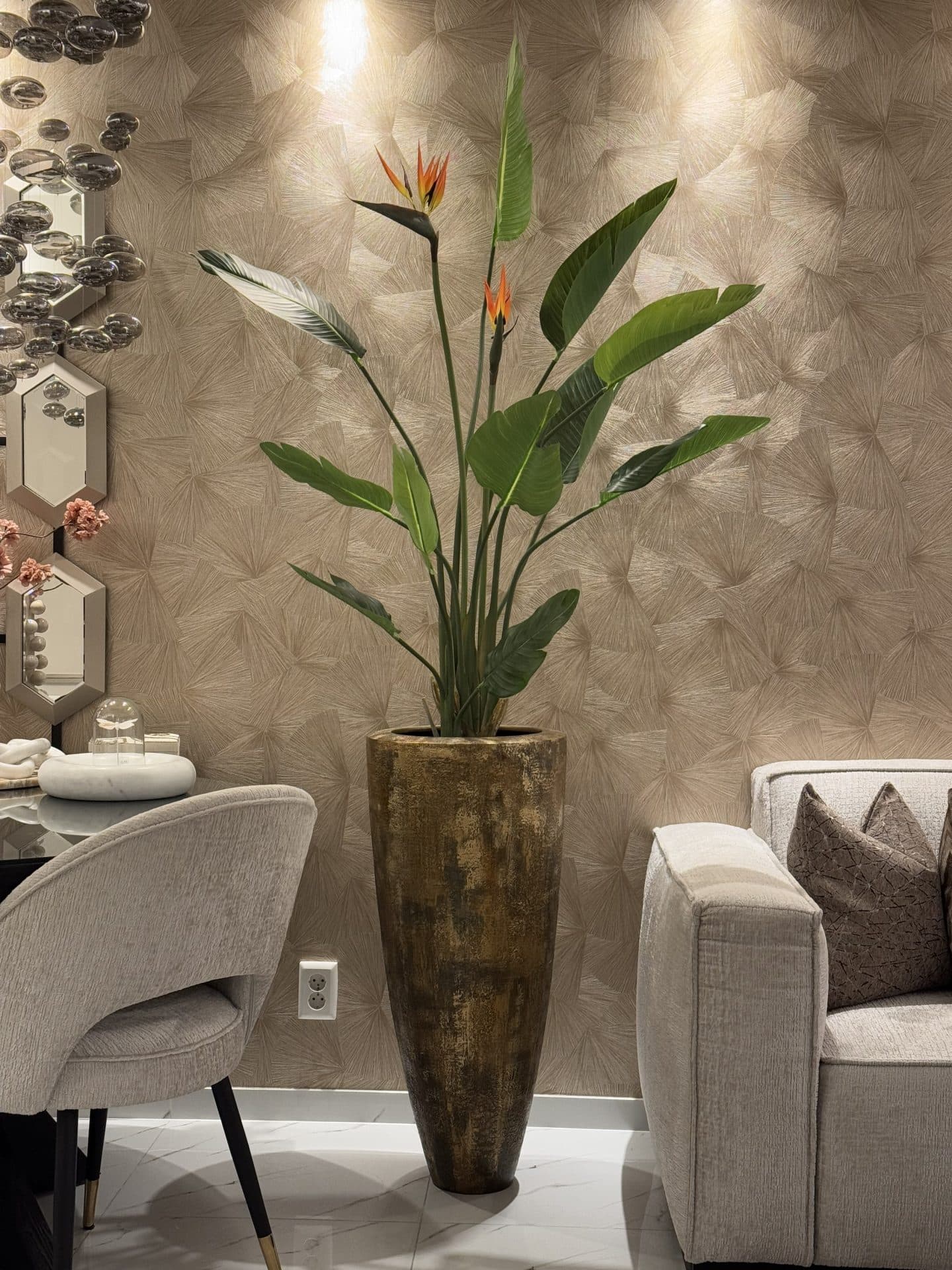 Vaas bruin-brons met strelitzia kunstplant 90 cm hoog