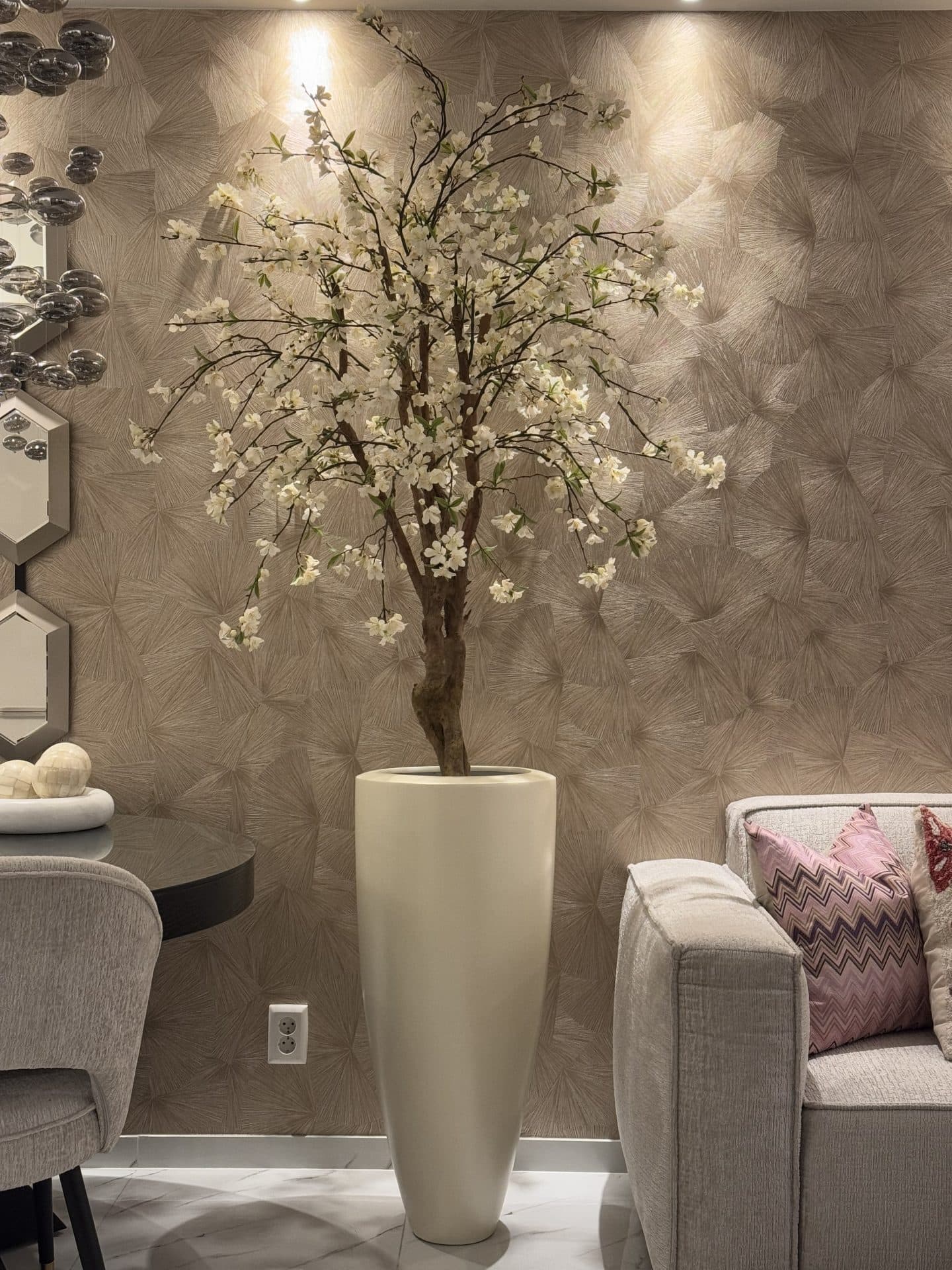 Vaas ivory metallic 90 cm opgemaakt met appelbloesemboom XL