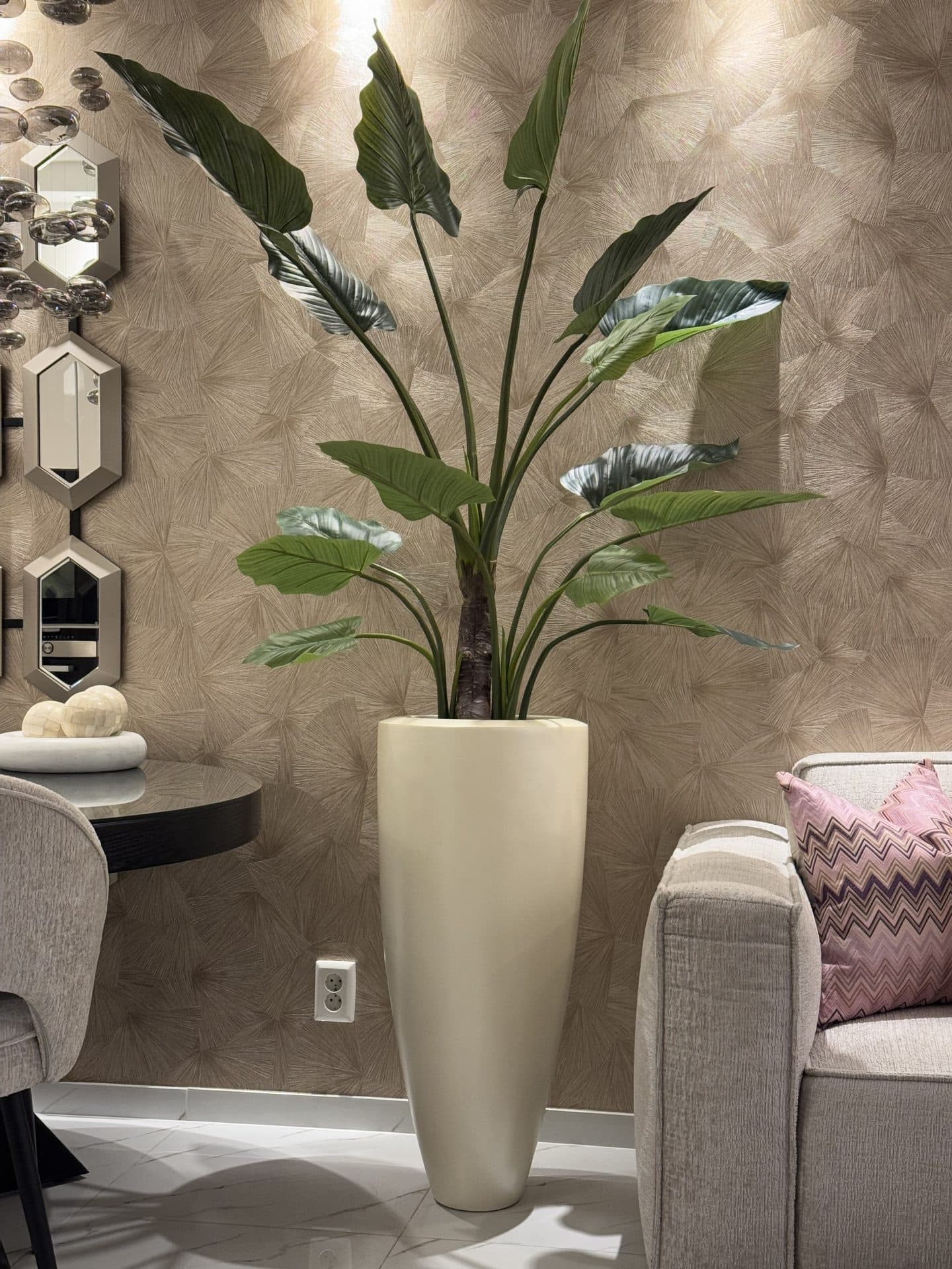 Vaas ivory metallic 90 cm opgemaakt met Alocasia Taro kunstplant