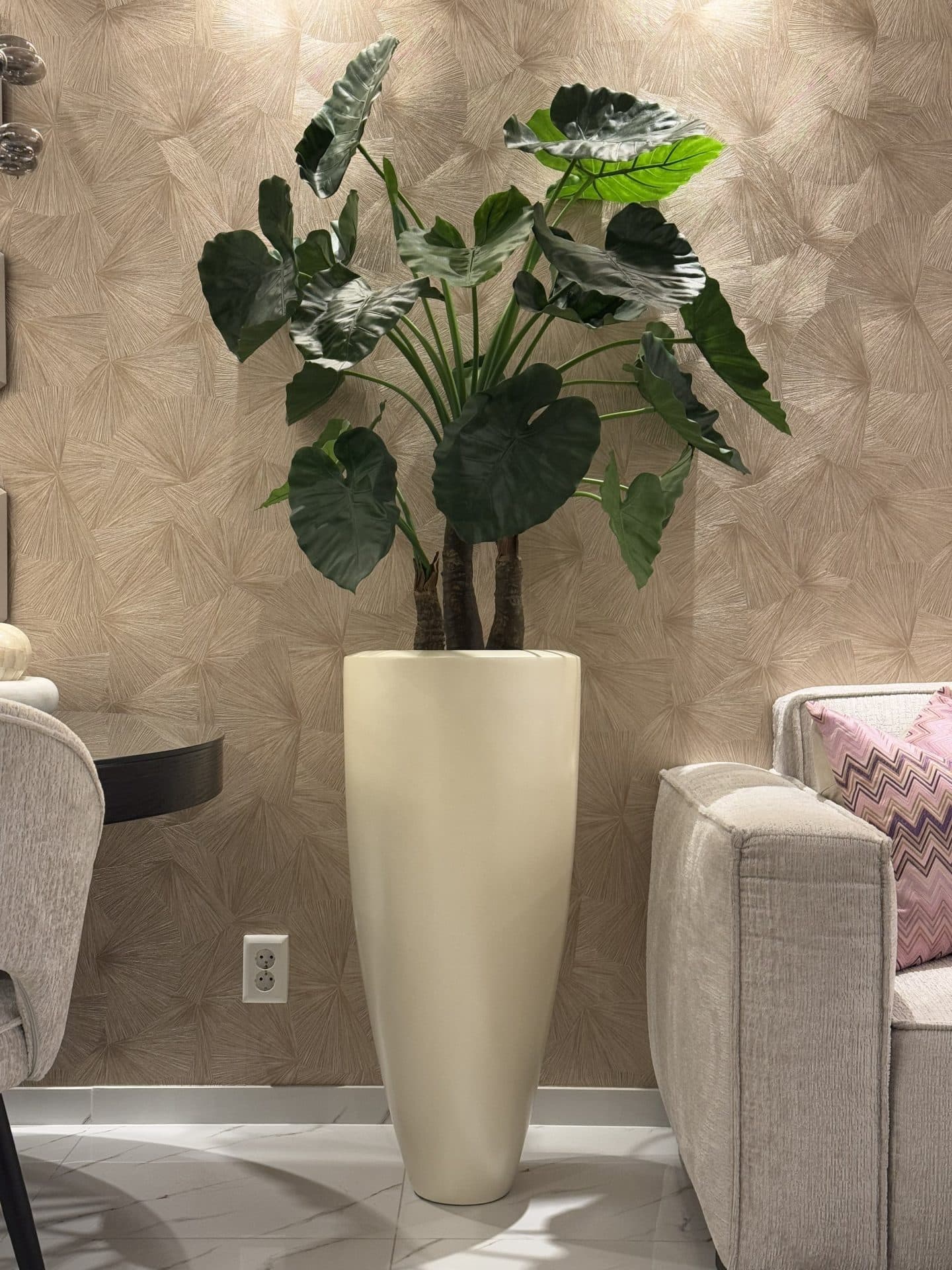 Ivory metallic vloervaas 90 cm opgemaakt met zijde Alocasia