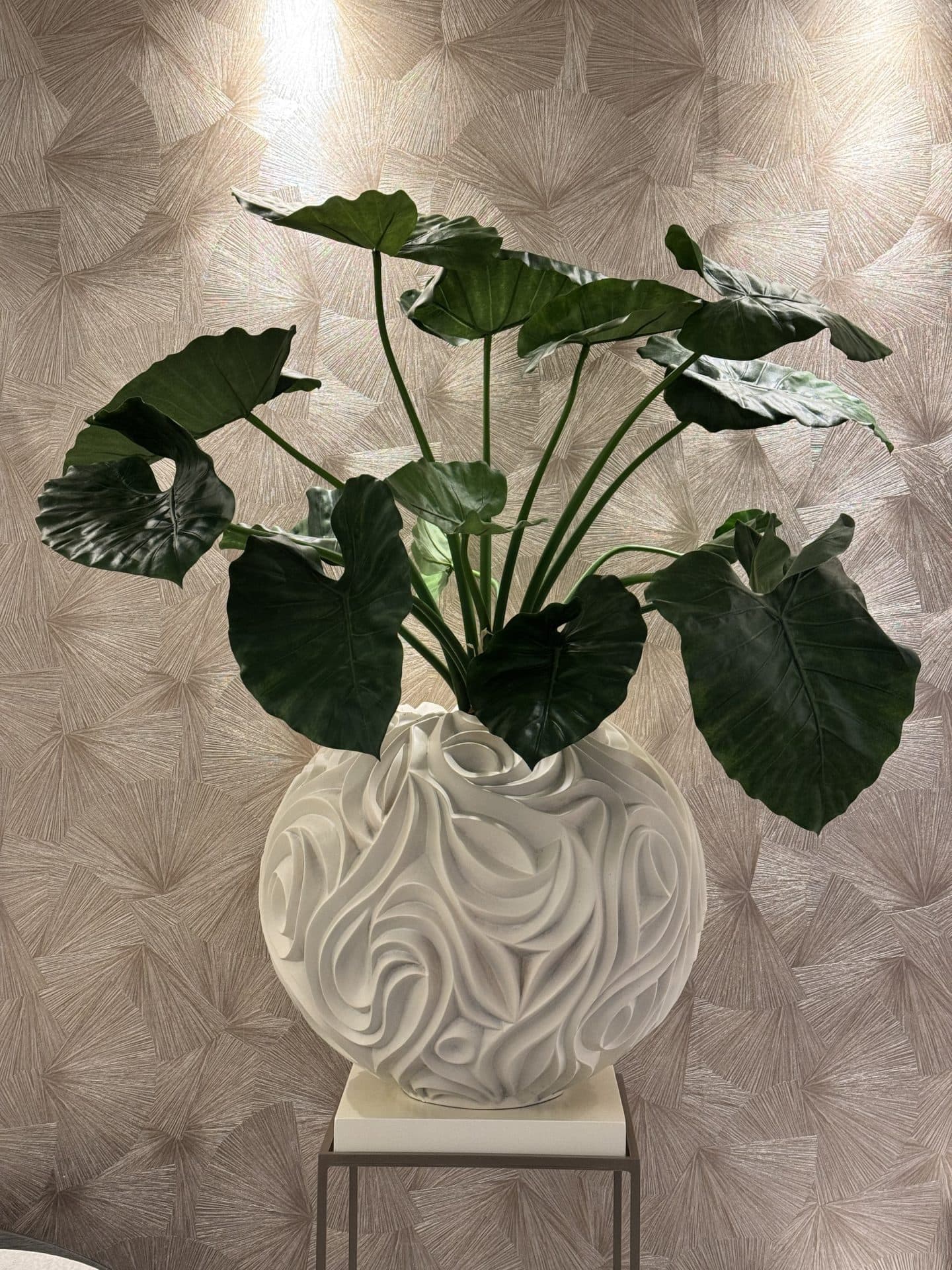 Rivera vaas ivory opgemaakt met Alocasia kunstplant 117 cm