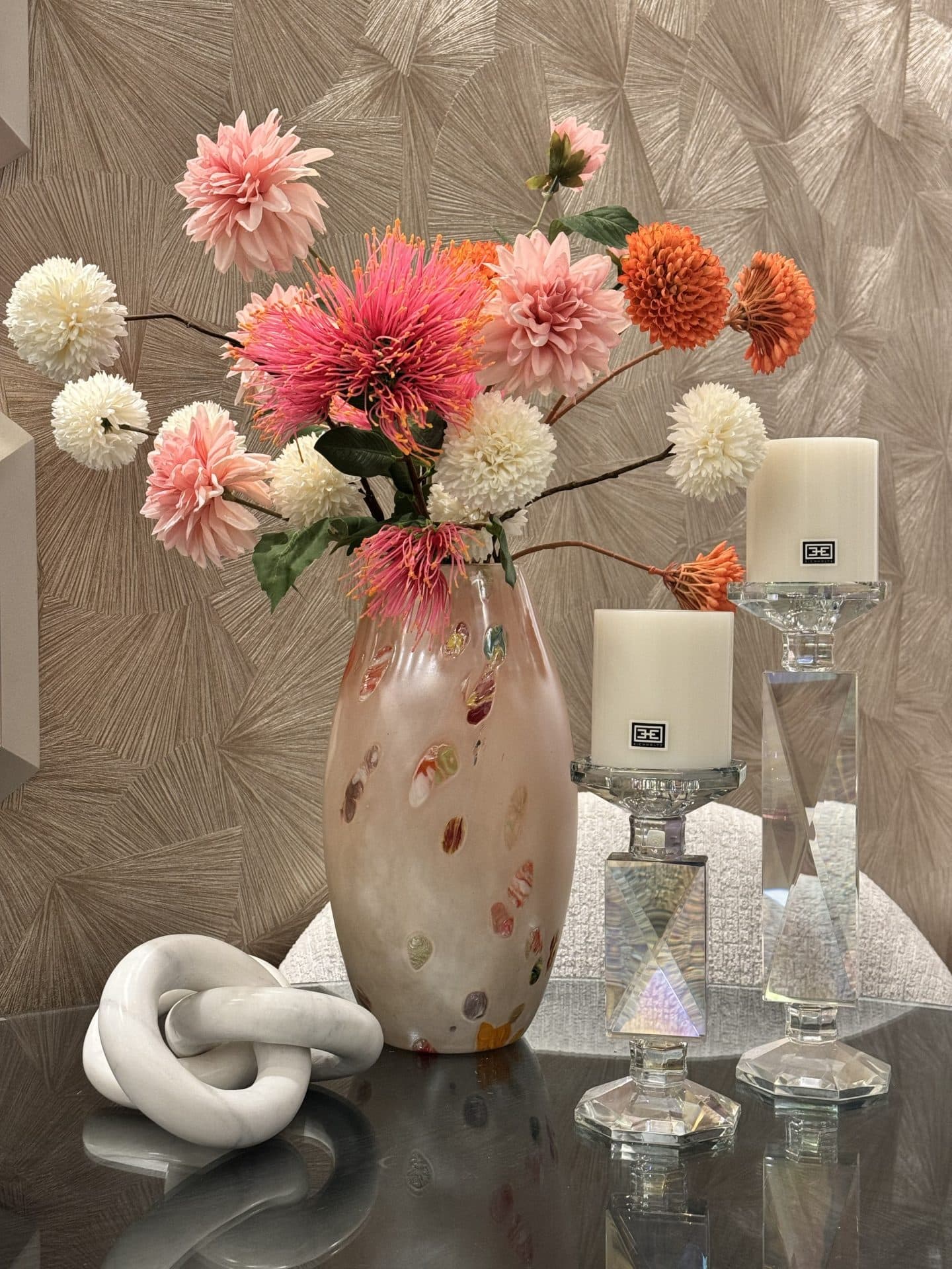 Glazen vaas multicolor met zijdebloemen arrangement 31 cm