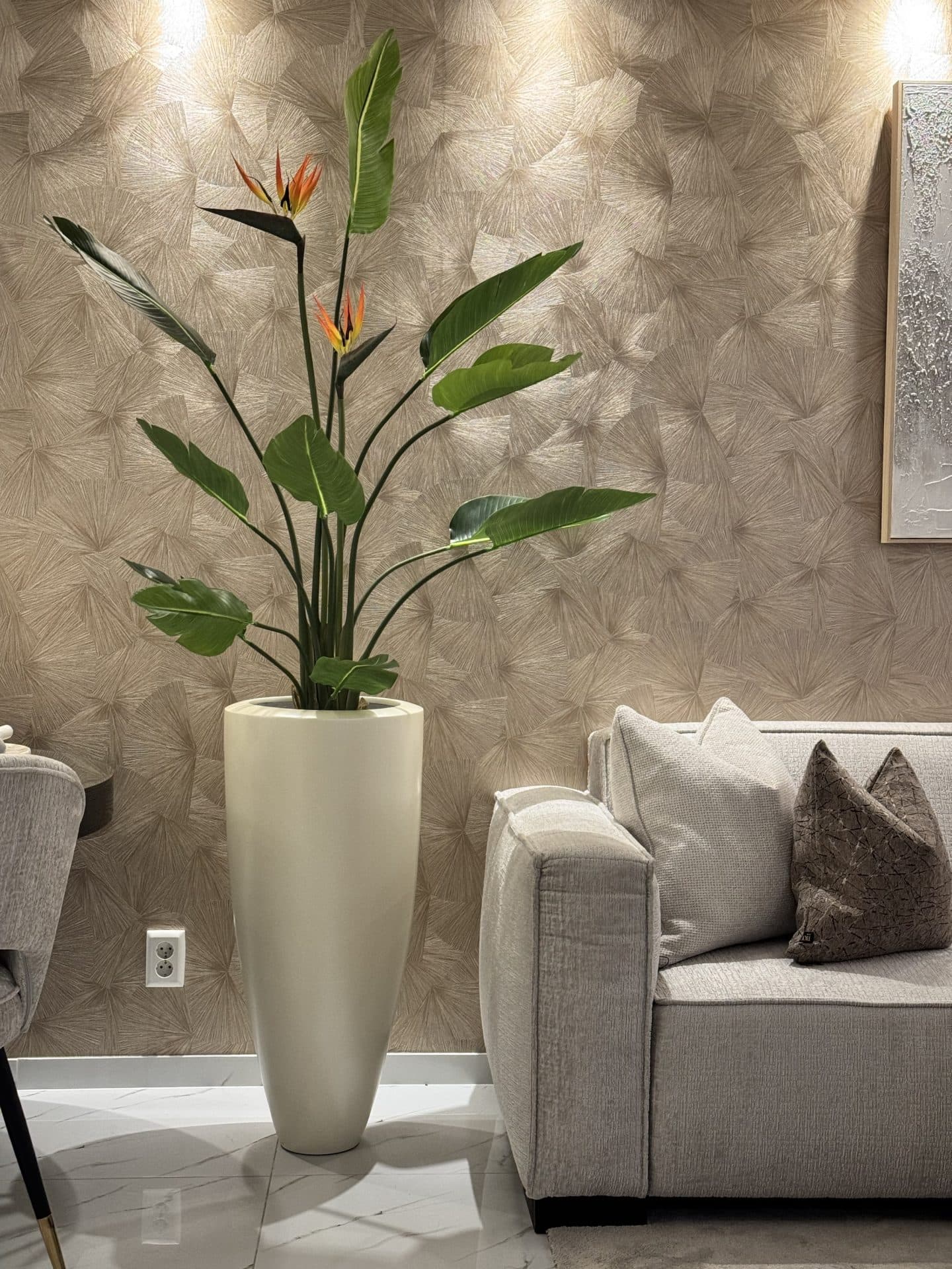 Ivory metallic vloervaas 90 cm opgemaakt met strelitzia kunstplant