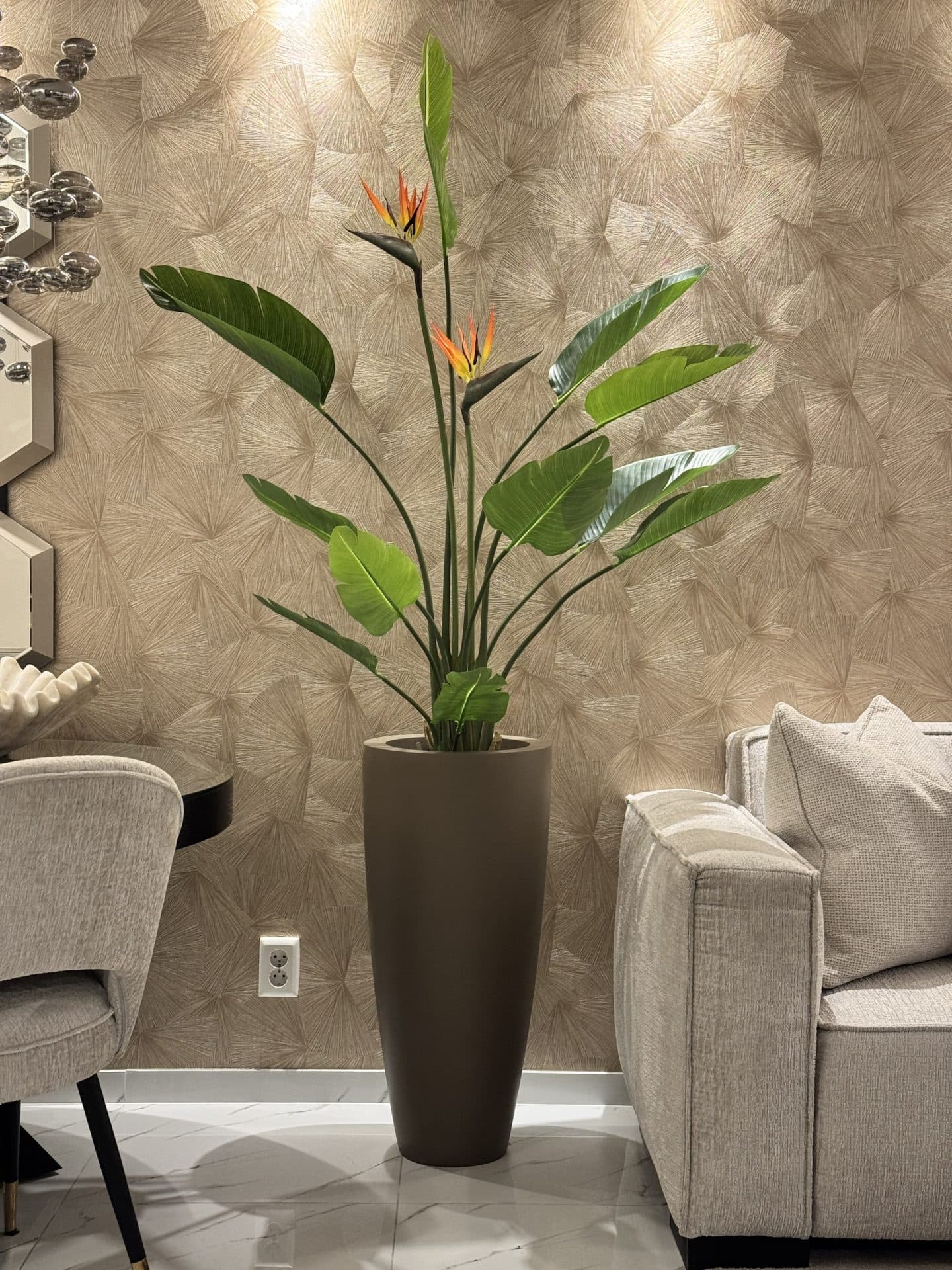 Vaas taupe met strelitzia kunstplant, totaalhoogte 210-220 cm