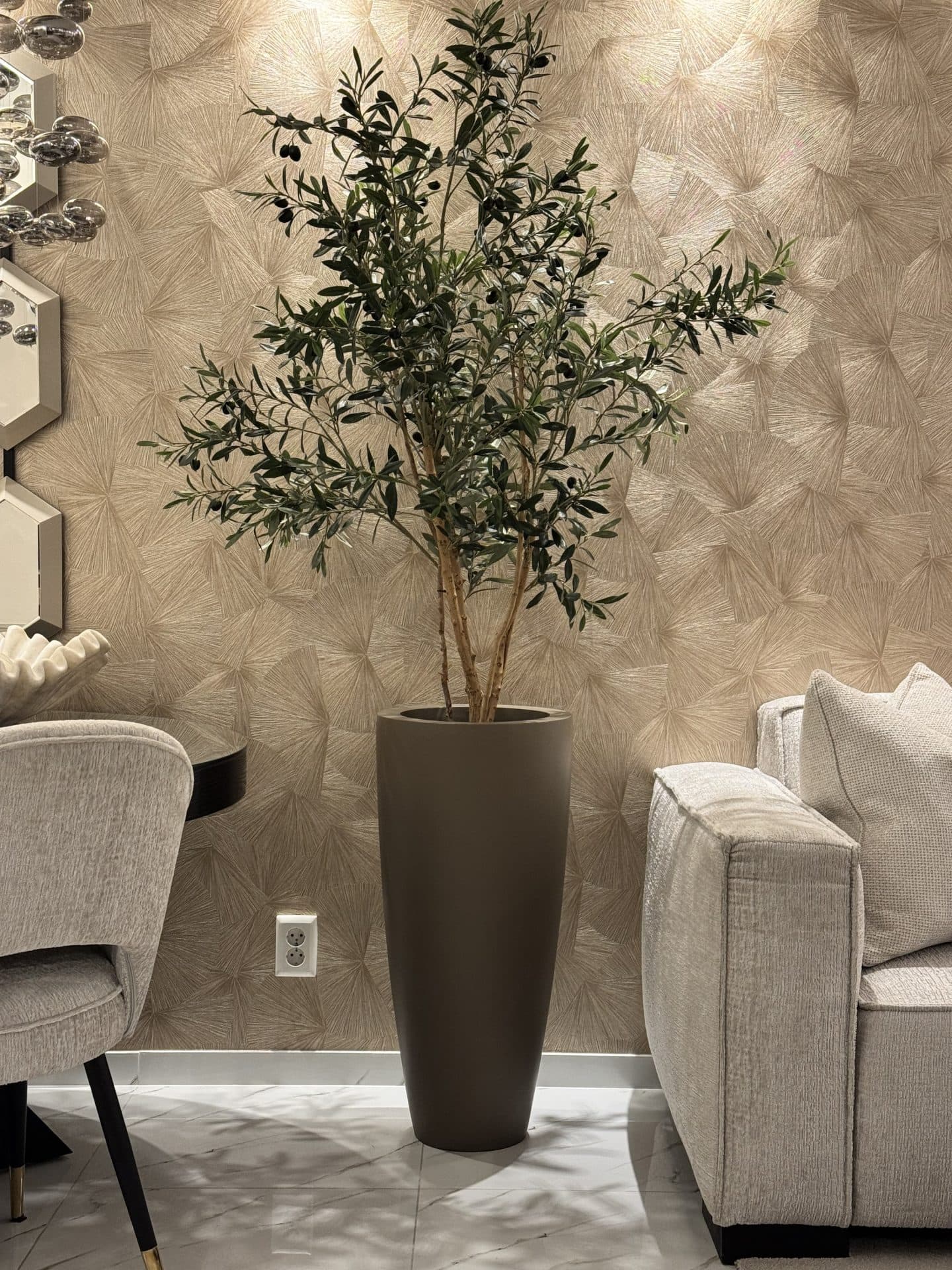 Vloervaas taupe met kunstolijfboom – opgemaakte decoratievaas