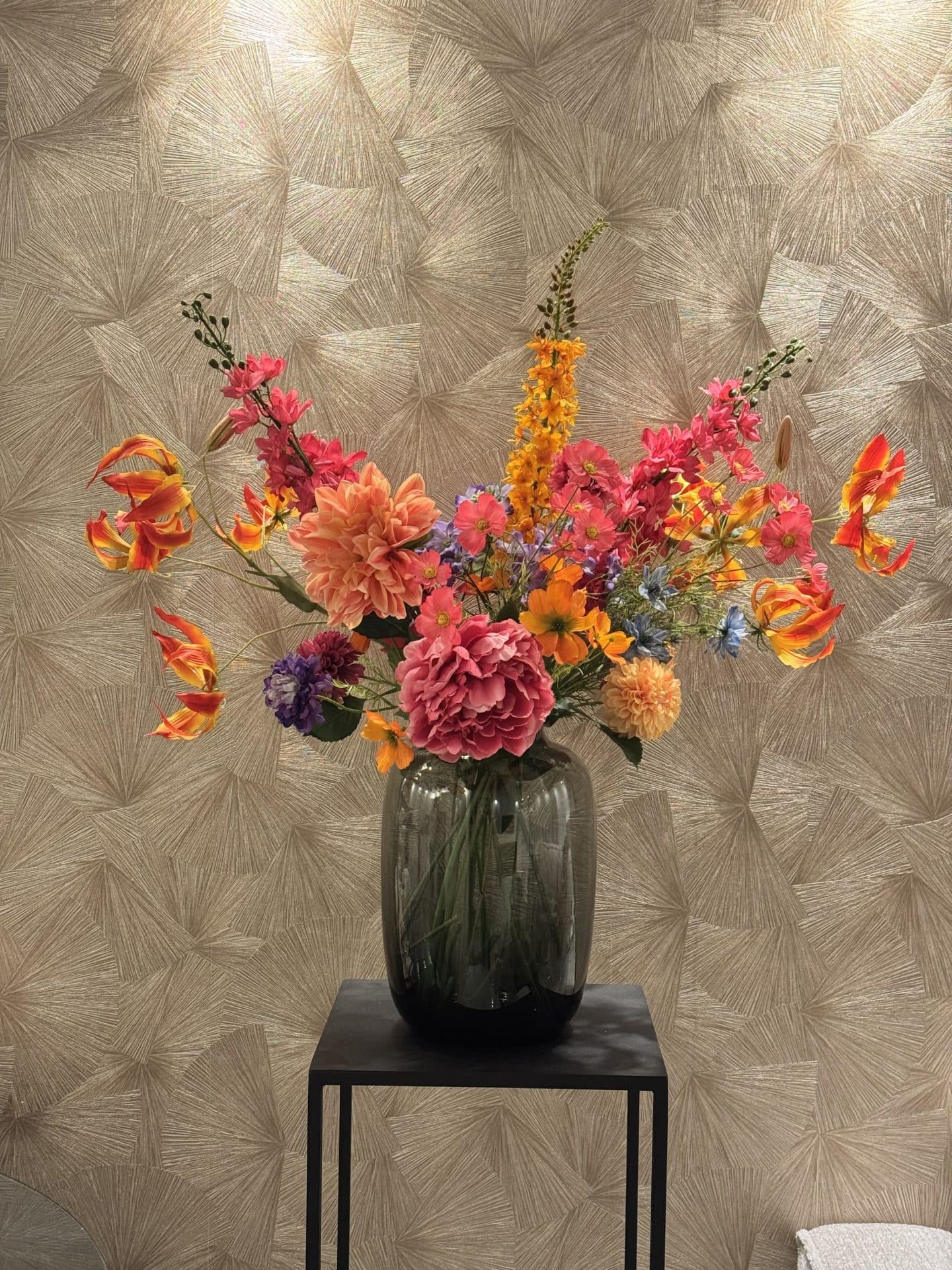 Vaas smoke opgemaakt met kleurrijke zijdebloemen 95 cm