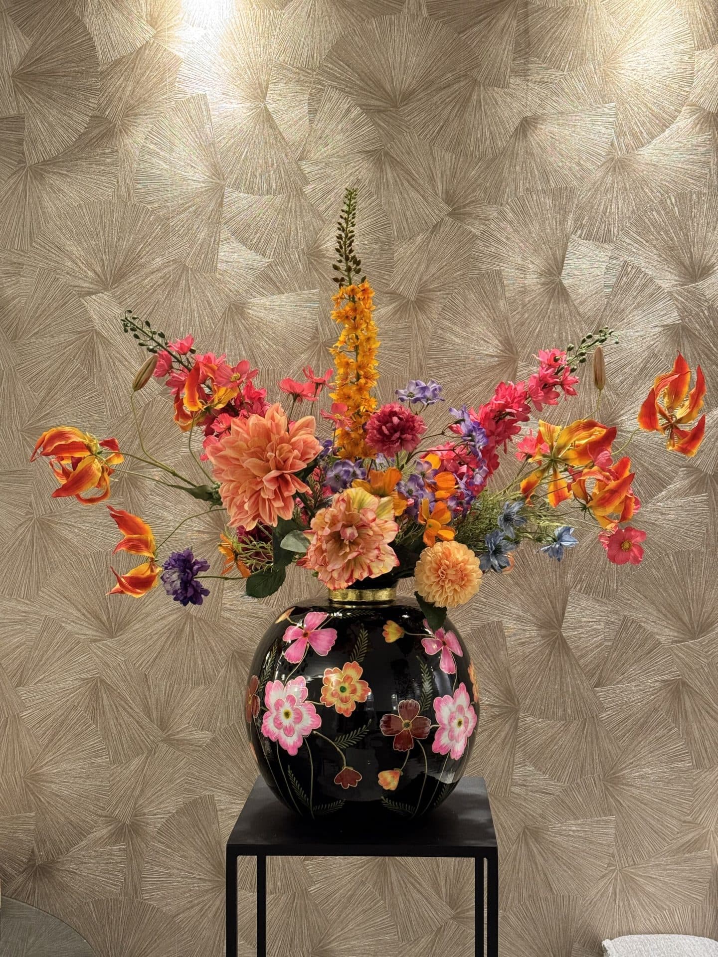 Flowervaas XL zwart met zijdebloemen multicolor 105 cm