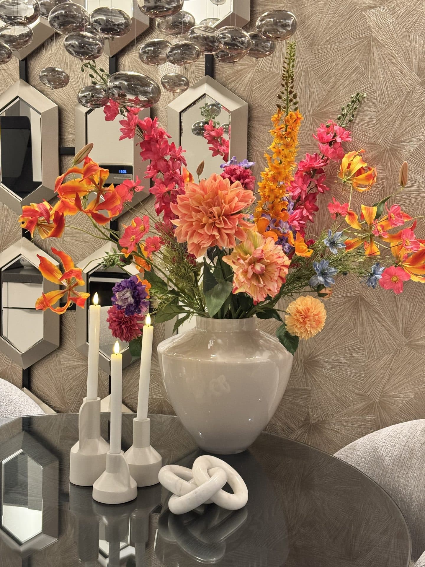 Vaas ivory glans opgemaakt met zijdebloemen multicolor XL
