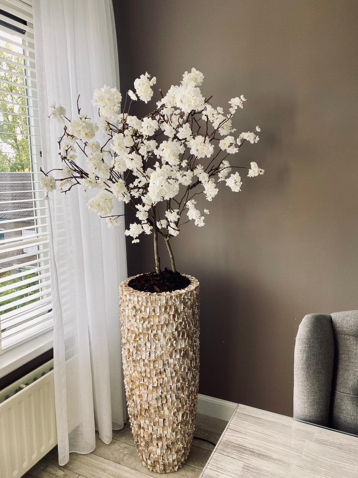 Schelpenvaas wit-beige 90 cm met witte bloesems