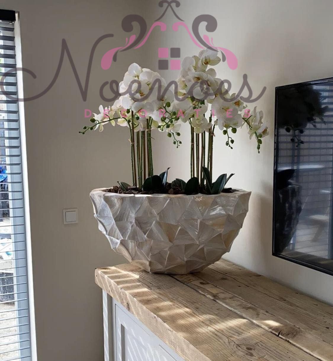 Schelpenvaas ovaal medium met witte orchideeën - parelmoer wit