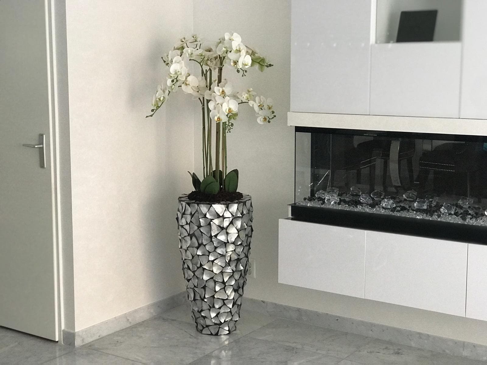 Schelpenvaas met witte orchideeën D40 x H77 cm