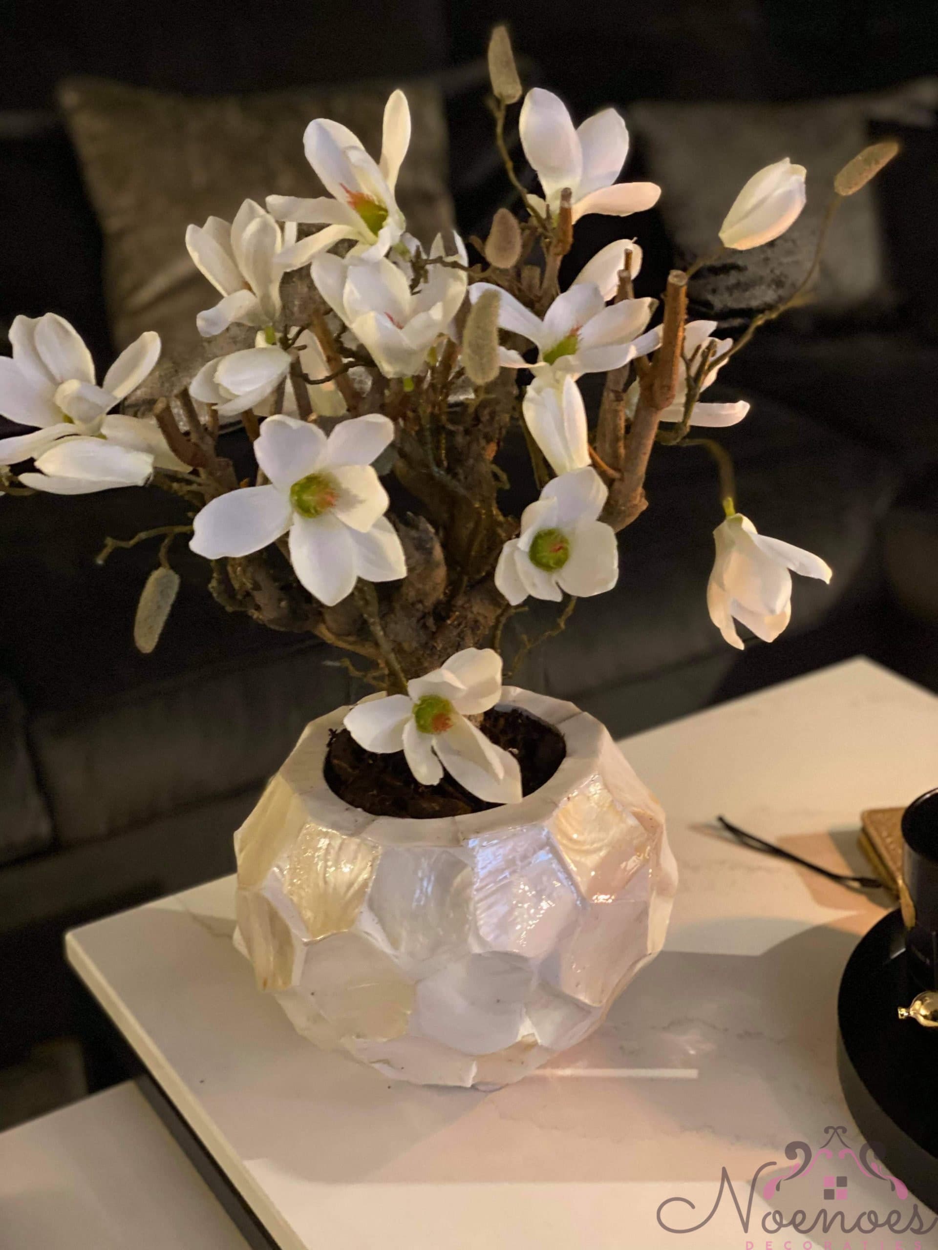 Schelpenvaas met witte magnolia bloemen, diameter 21 cm