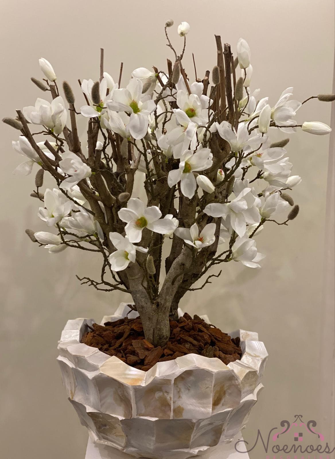 Schelpenvaas bowl met witte magnolia D40 x H24 cm