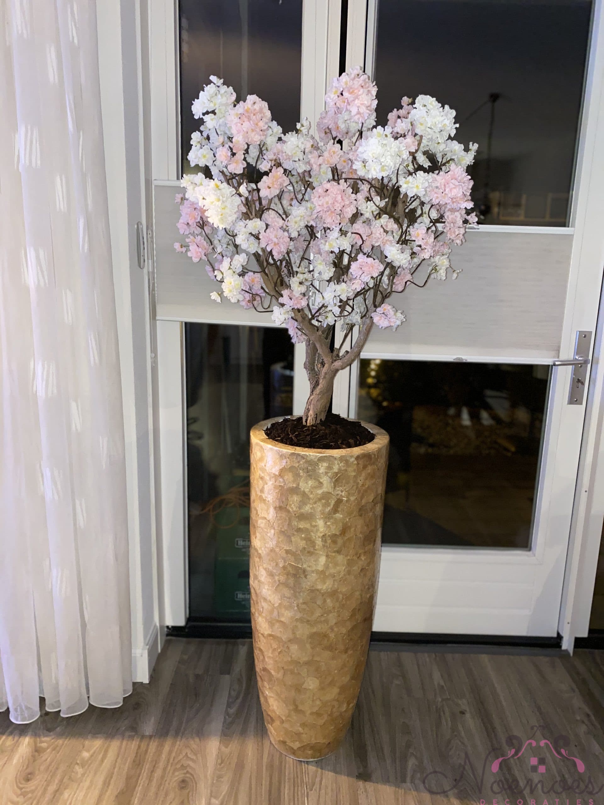 Schelpenvaas Capiz D37 H90 cm opgemaakt met wit en roze bloesems