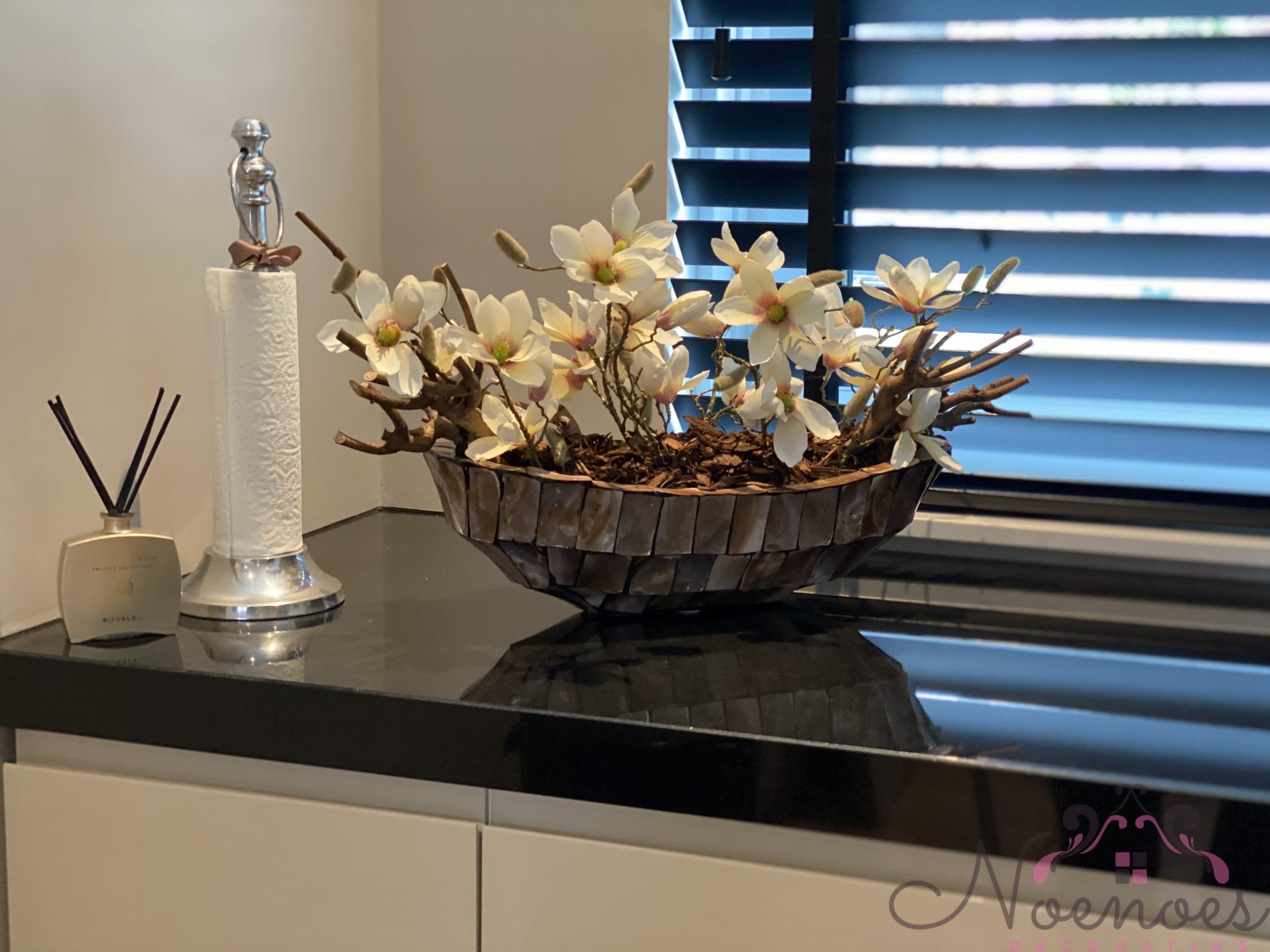 Schelpenvaas schuitje met magnolia bloemen 46 cm