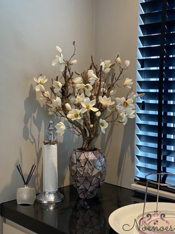 Schelpenvaas met magnolia bloemen bruin/rosé H24 cm