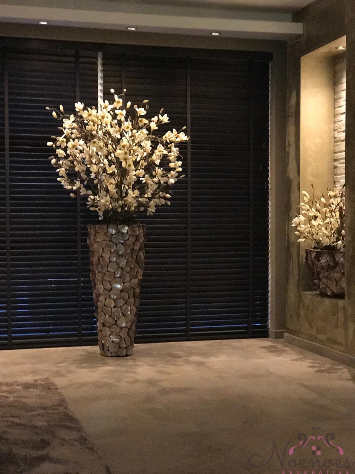 Schelpenvaas opgemaakt met magnolia takken, 40×90 cm