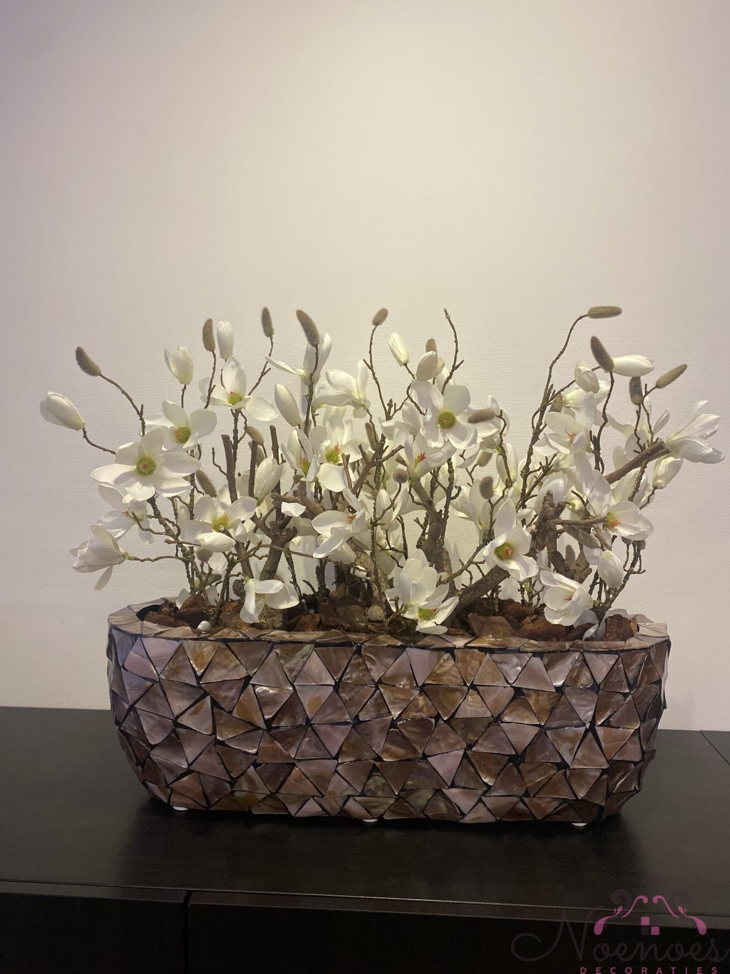 Schelpenvaas bootvorm met zijde magnolia bloemen crème wit 60 cm