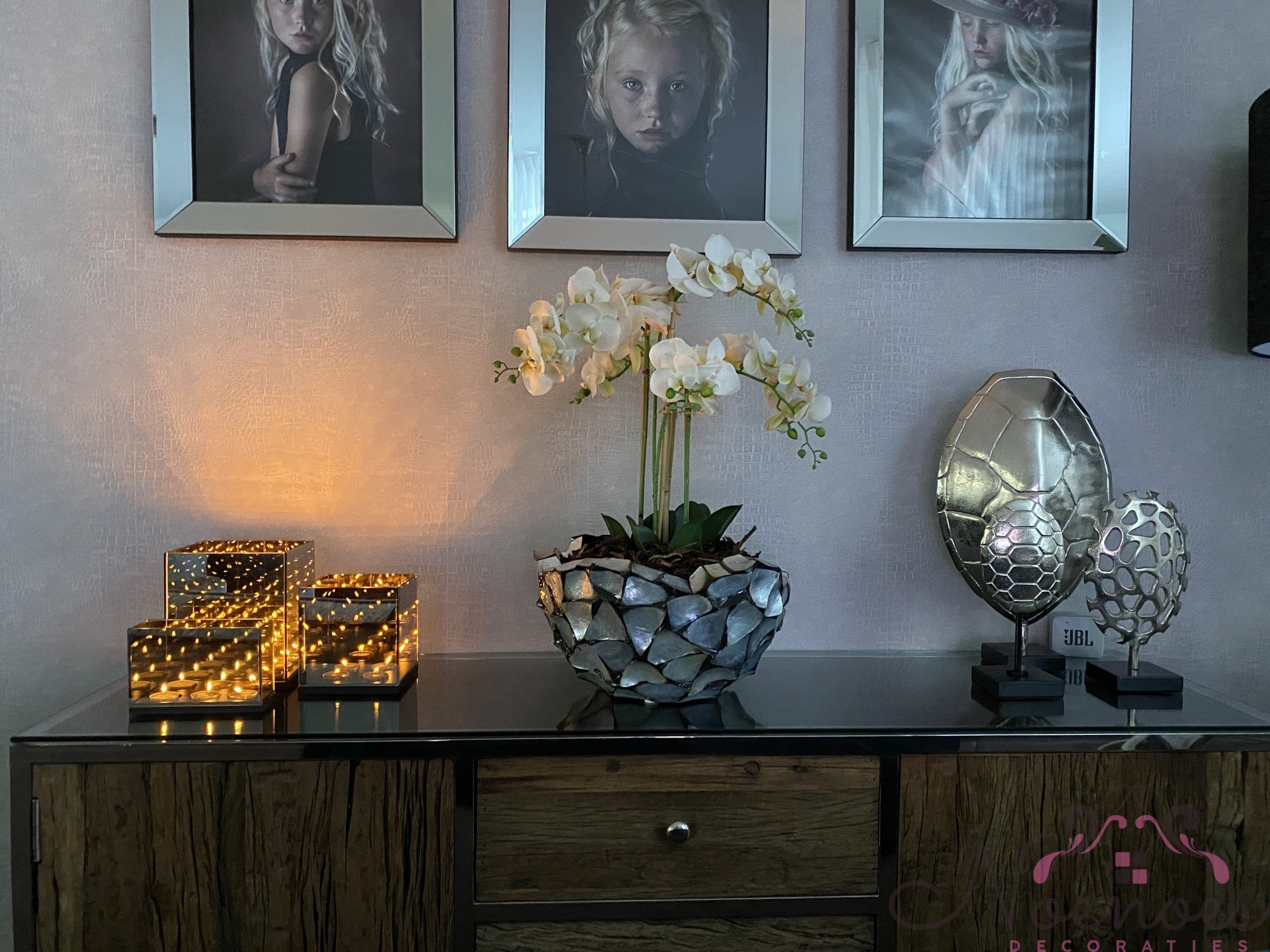 Schelpenvaas broken bowl met witte orchideeën D40 H24 cm