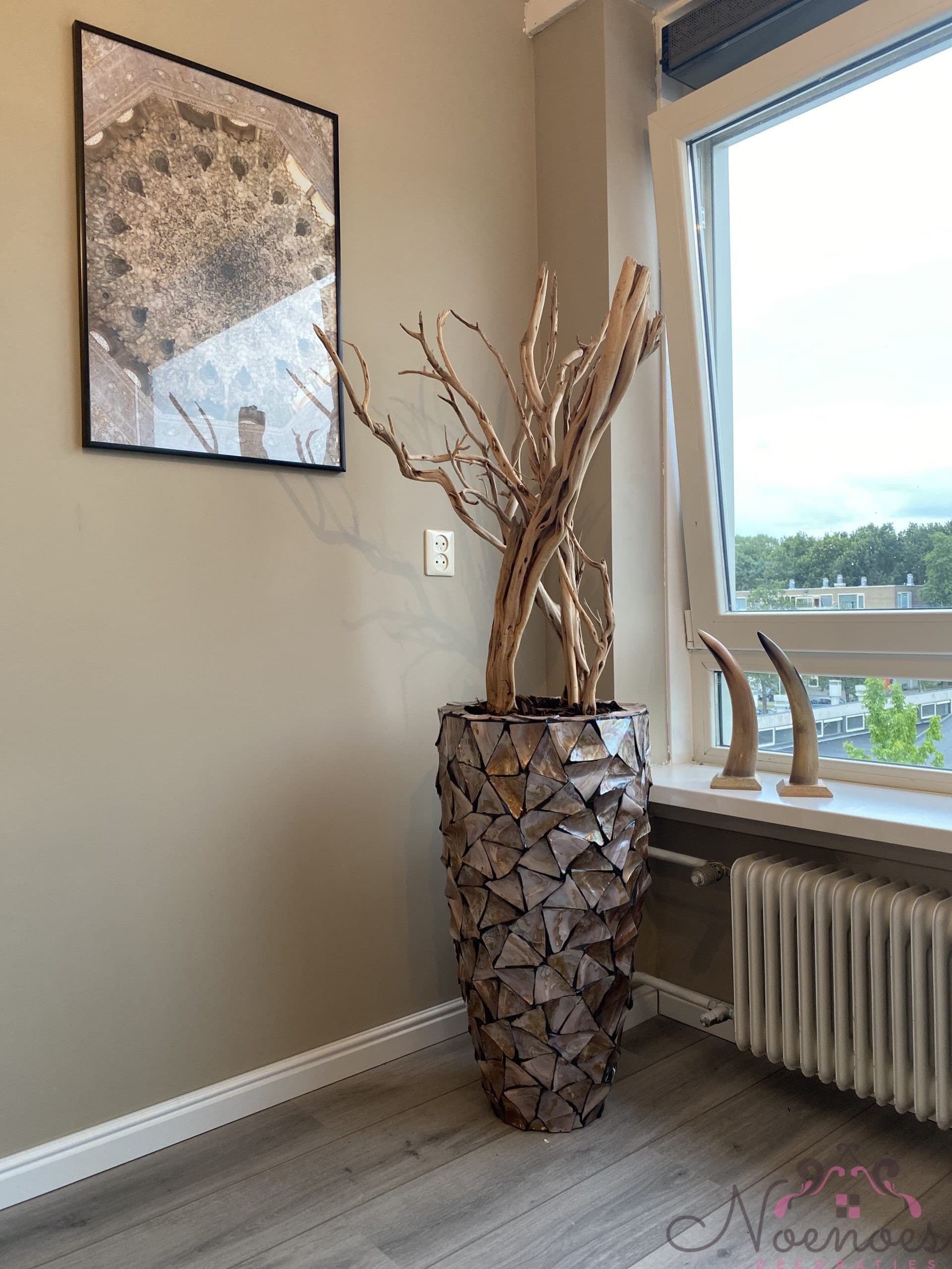 Schelpenvaas met ghostwood takken, diameter 40 cm, hoogte 77 cm