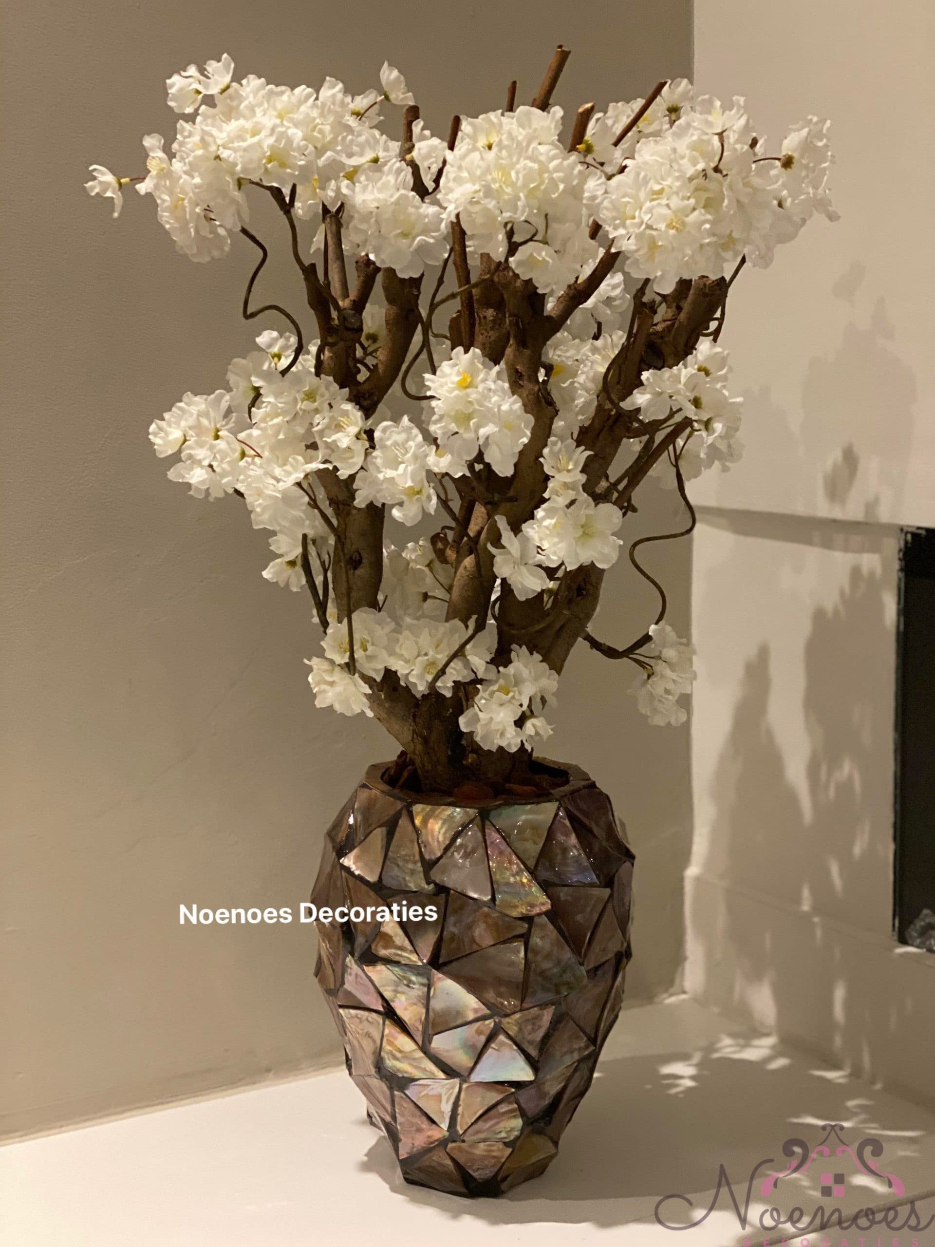 Schelpenvaas met witte cherry bloesems, hoogte 60-70 cm