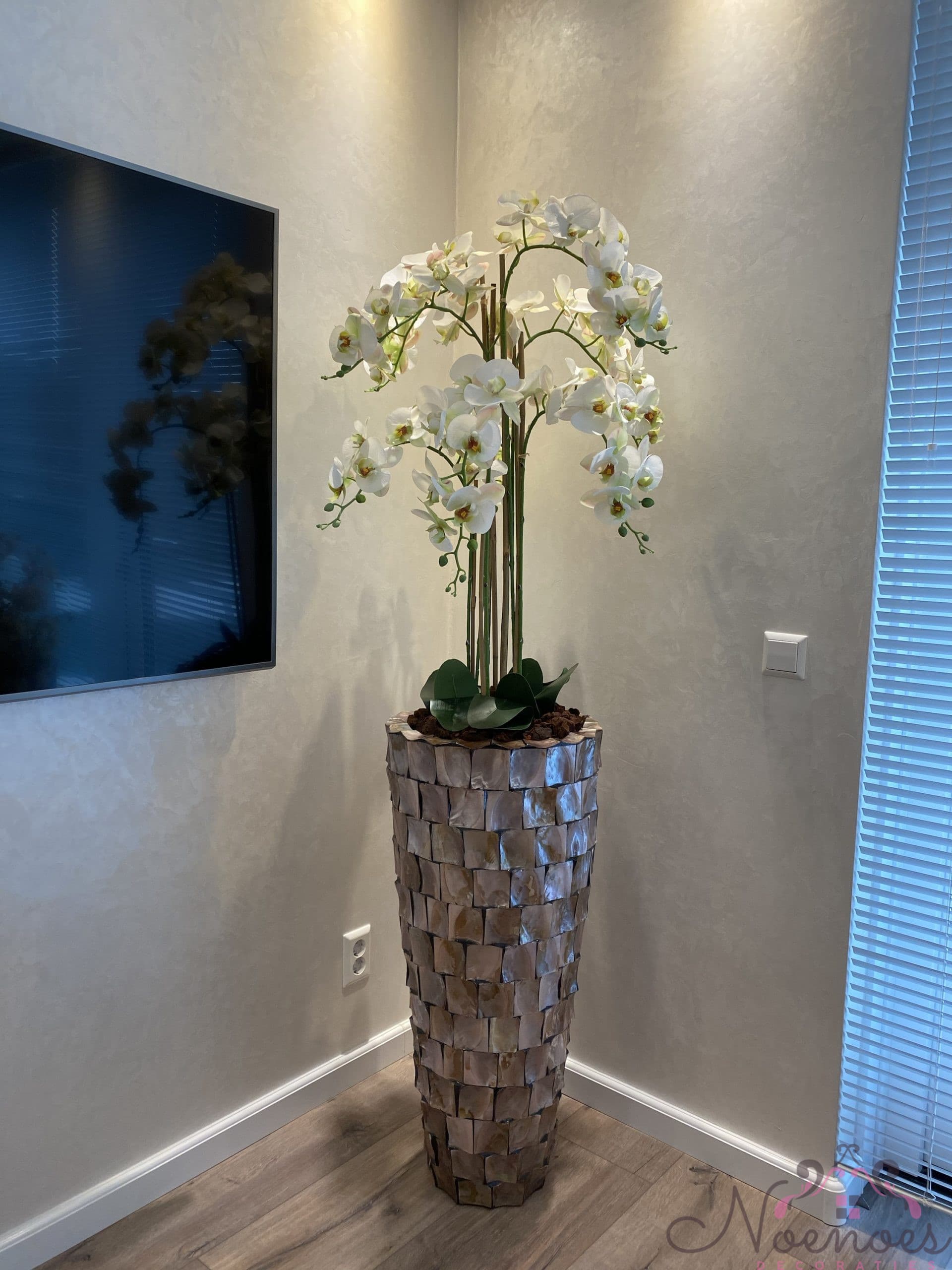 Schelpenvaas 90 cm met witte Bora orchideeën - 8 takken