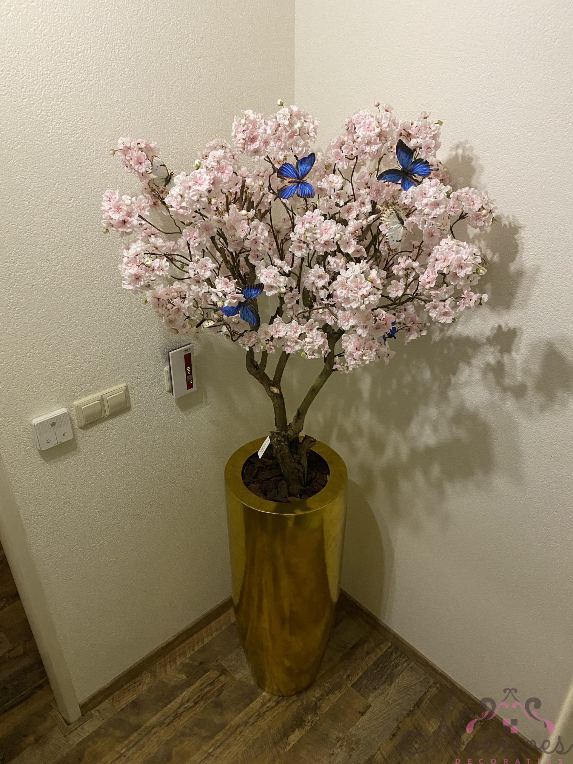 Pandora vaas goud 90 cm met licht roze Sakura bloesems en vlinders