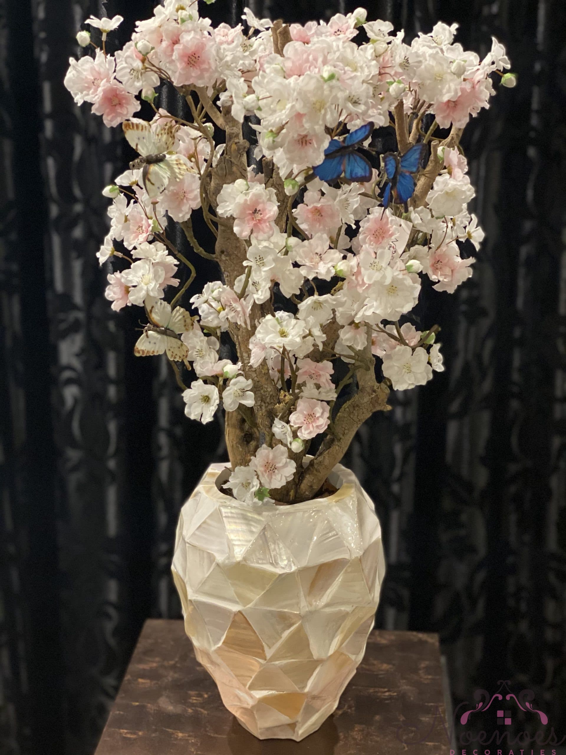Schelpenvaas 24 cm opgemaakt met Japanse sakura bloesems wit-roze