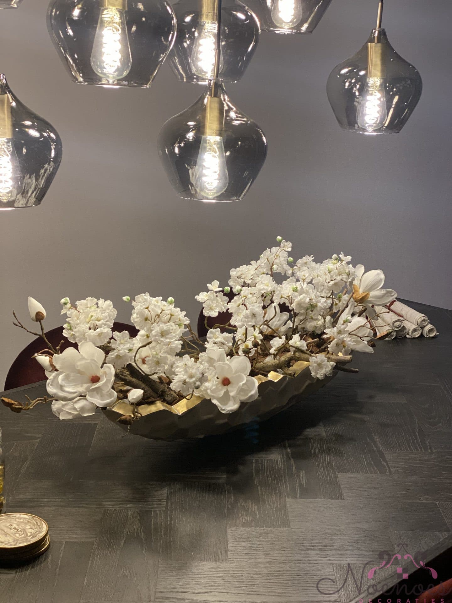 Schelpenvaas schuit wit met goud en magnolia en sakura bloesems