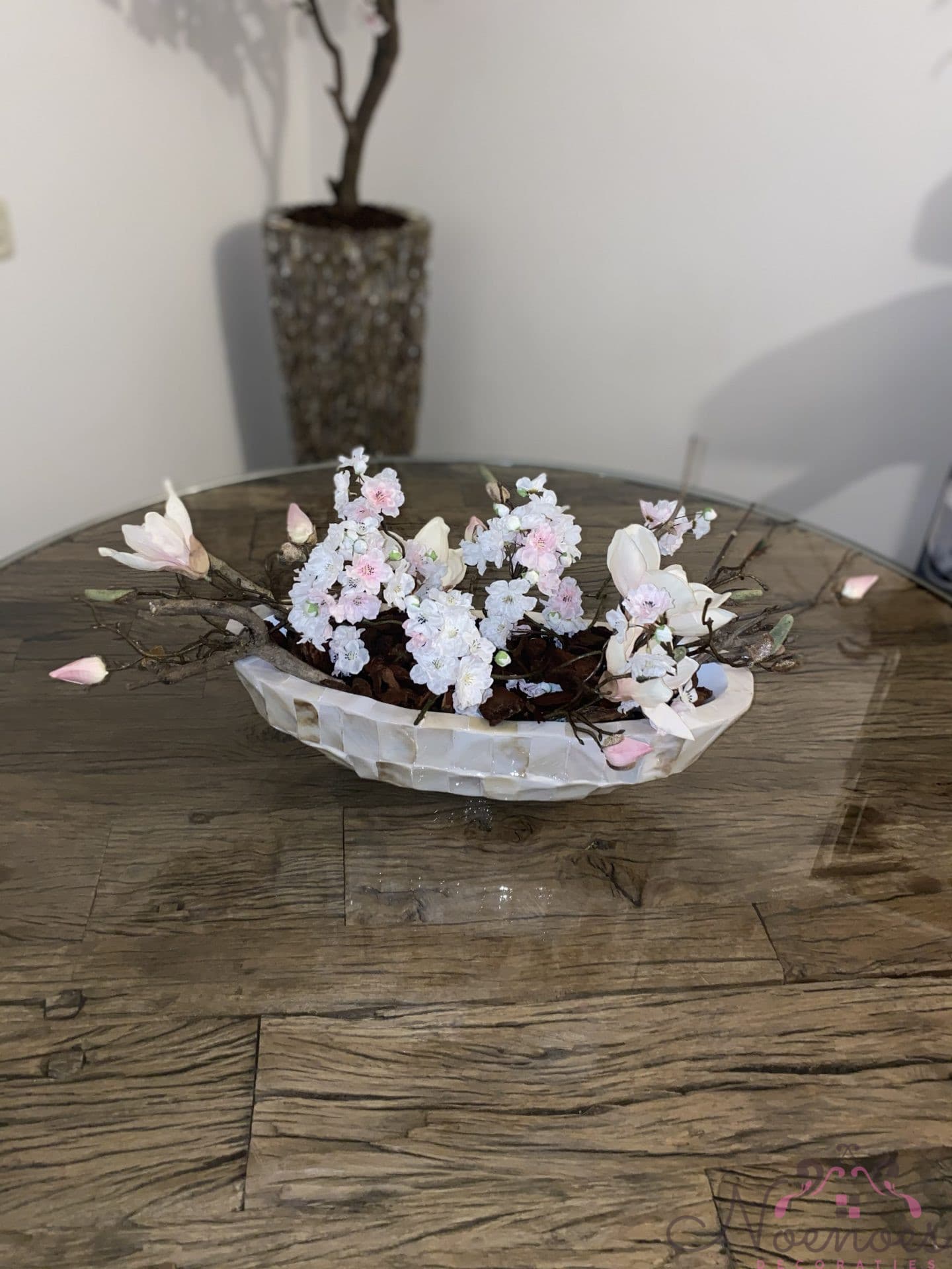 Schelpenvaas schuitje met Japanse bloesems en magnolia 46 cm