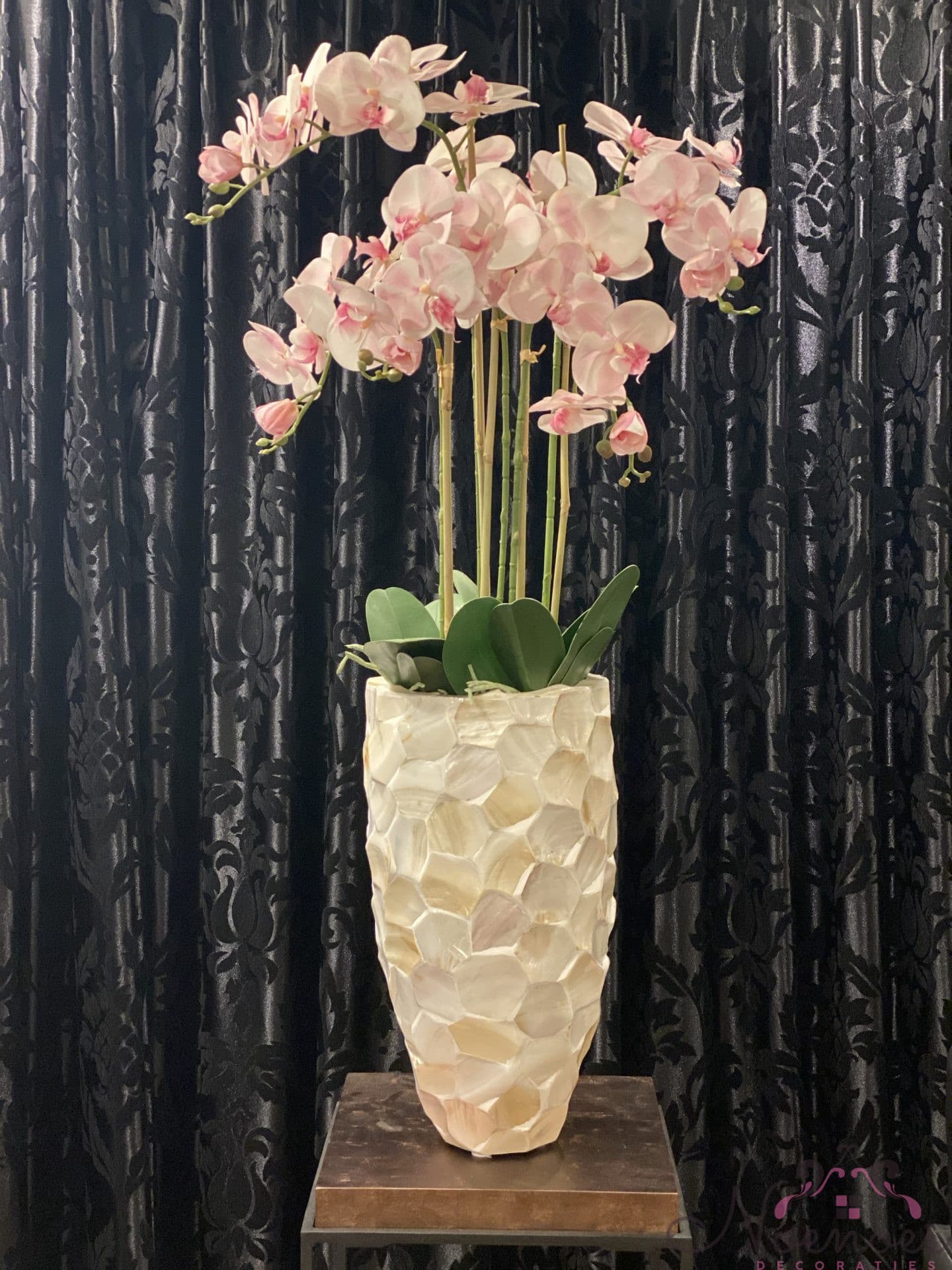 Schelpenvaas 45 cm opgemaakt met lichtroze orchideeën