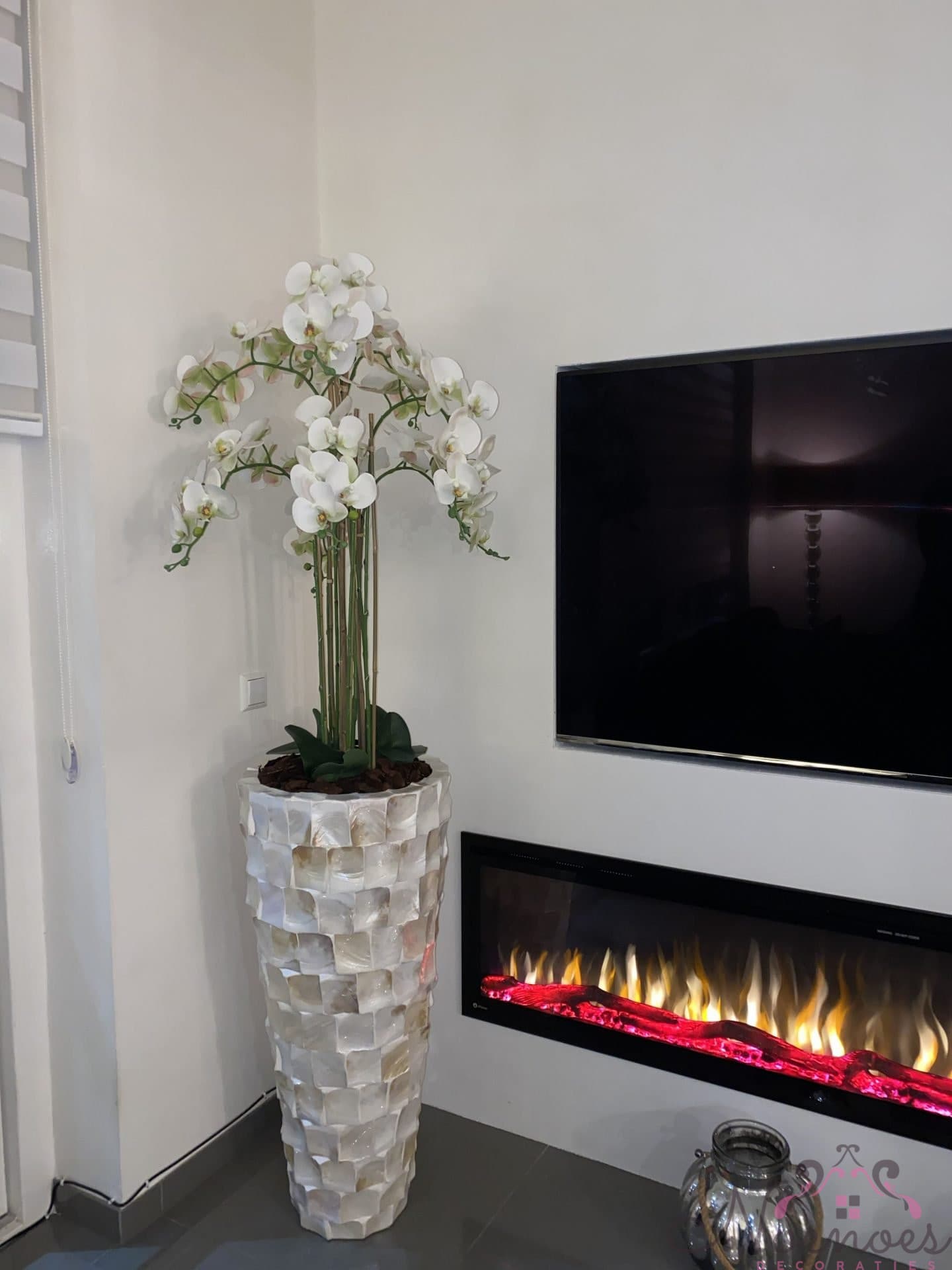 Schelpenvaas 90 cm wit met 8 takken witte Bora orchideeën