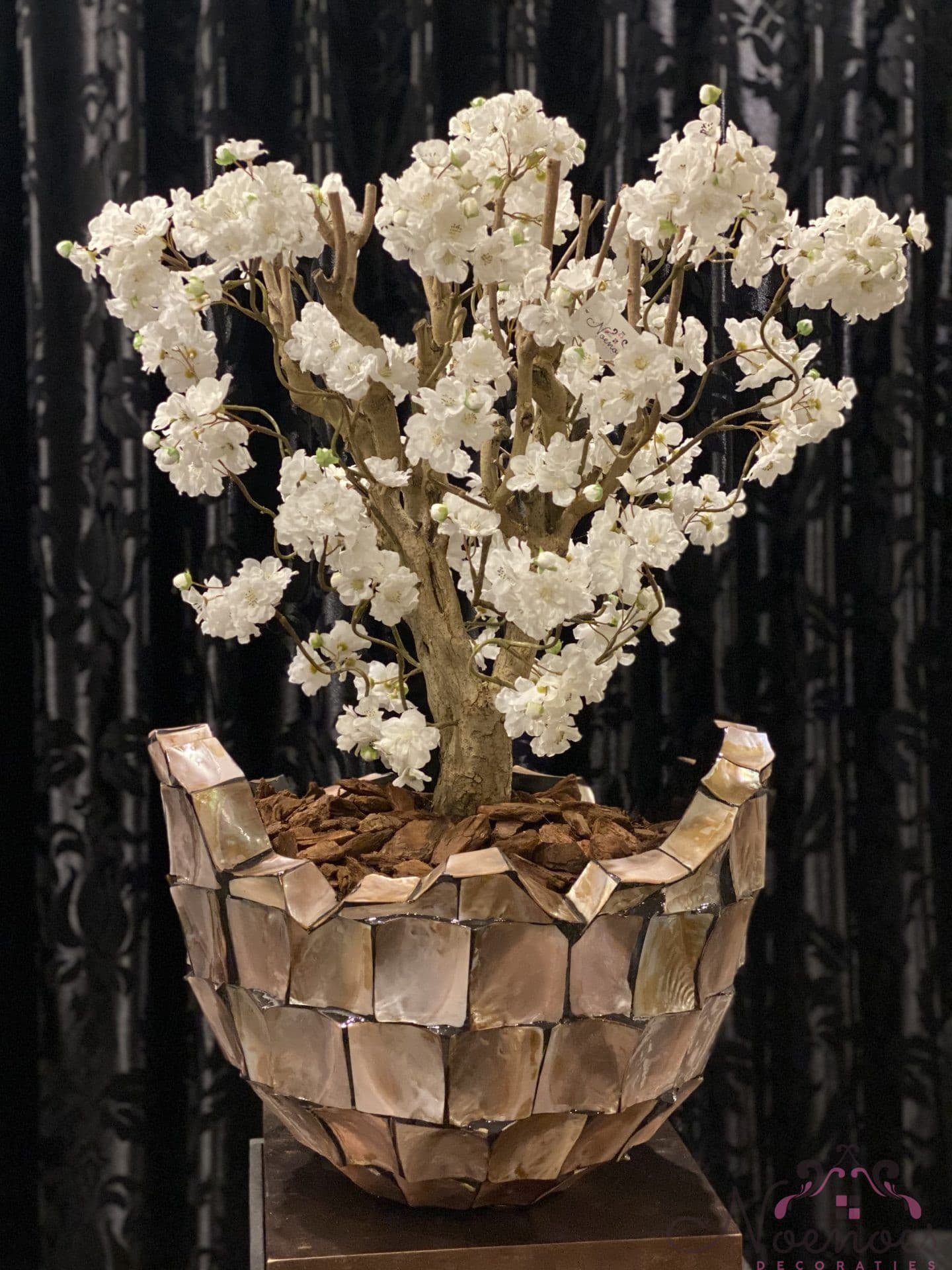 Schelpenvaas broken bowl bruin met witte Sakura bloesems 40x34 cm