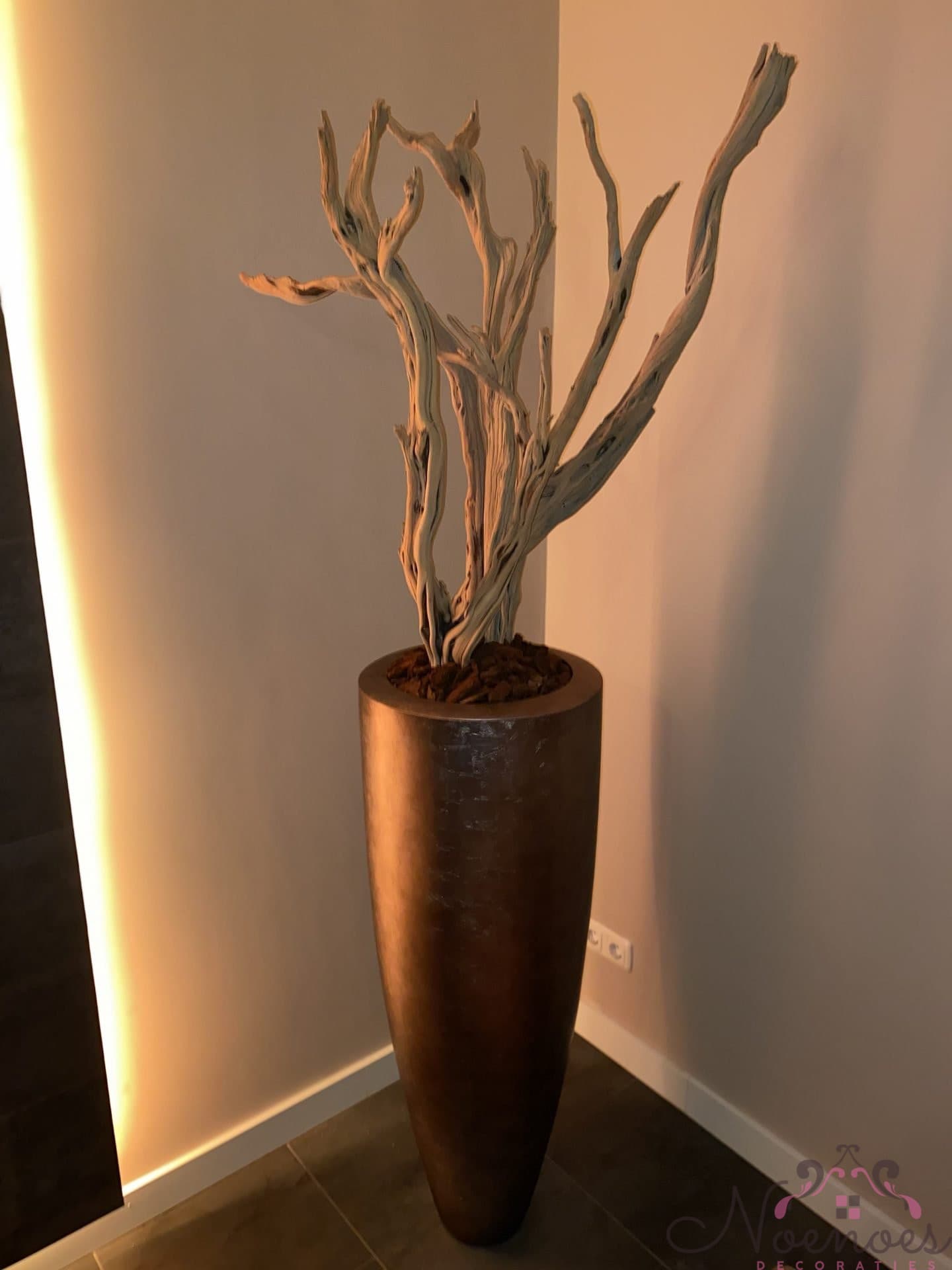 Bladzilver vaas brown 110 cm opgemaakt met ghostwood takken