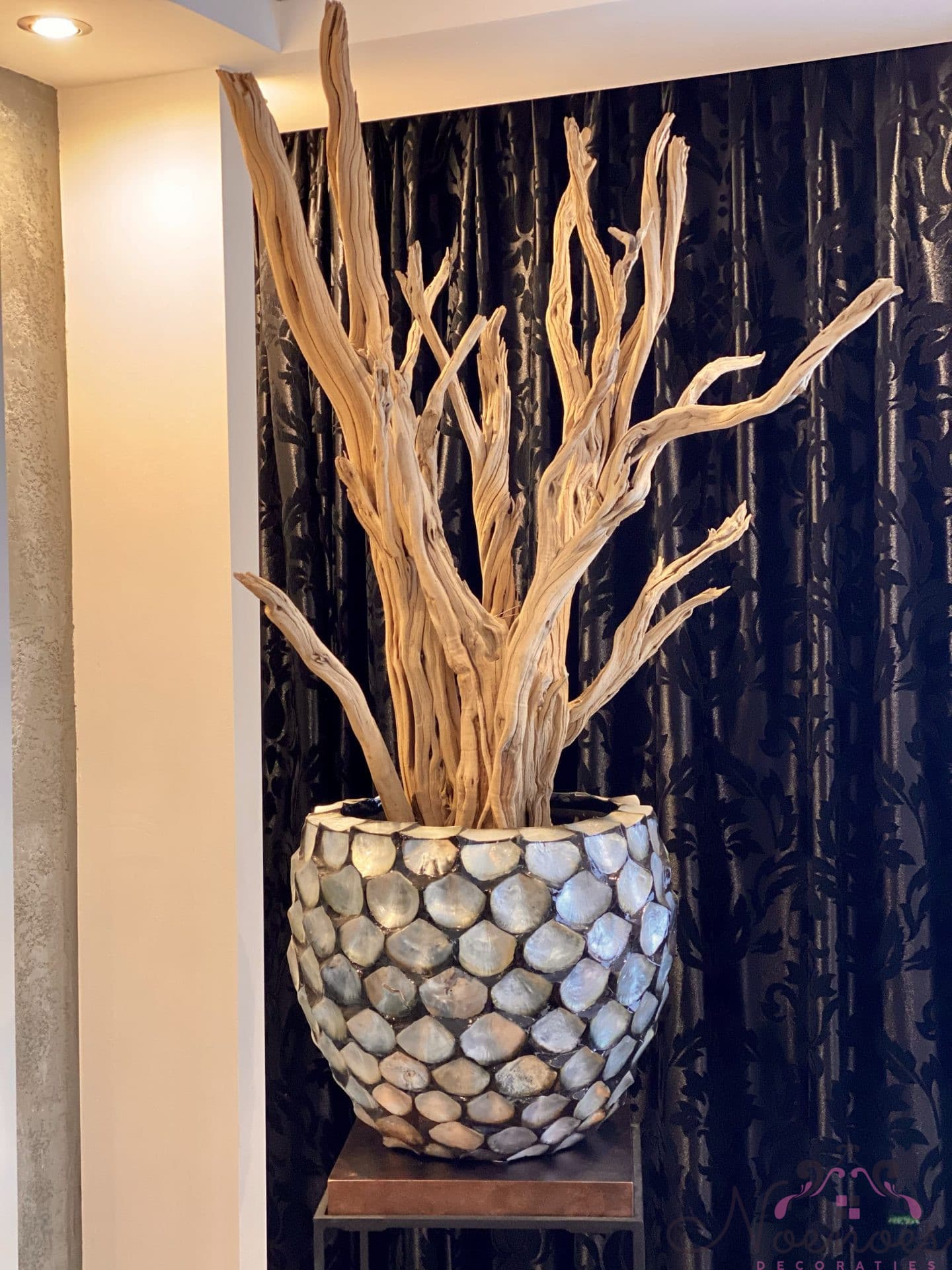Schelpenvaas bowl zilver met ghostwood takken en pilaar