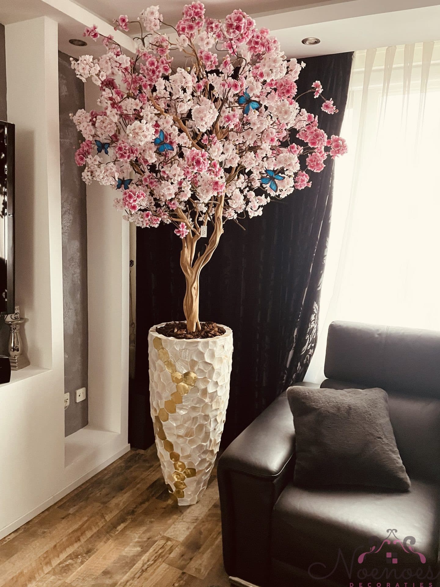 Schelpenvaas opgemaakt met bloesems en ghostwood takken, H240 cm