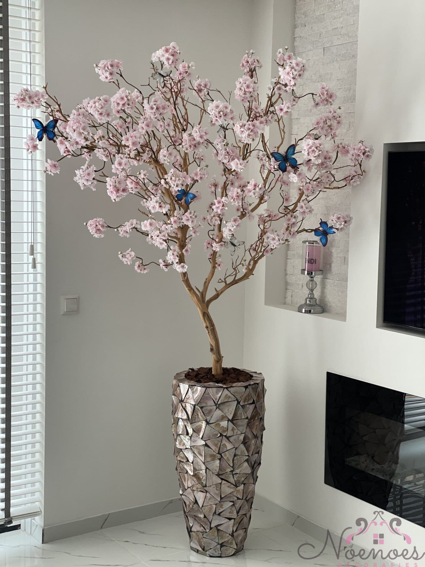 Schelpenvaas 77 cm met XXL Sakura bloesemboom licht roze 210 cm
