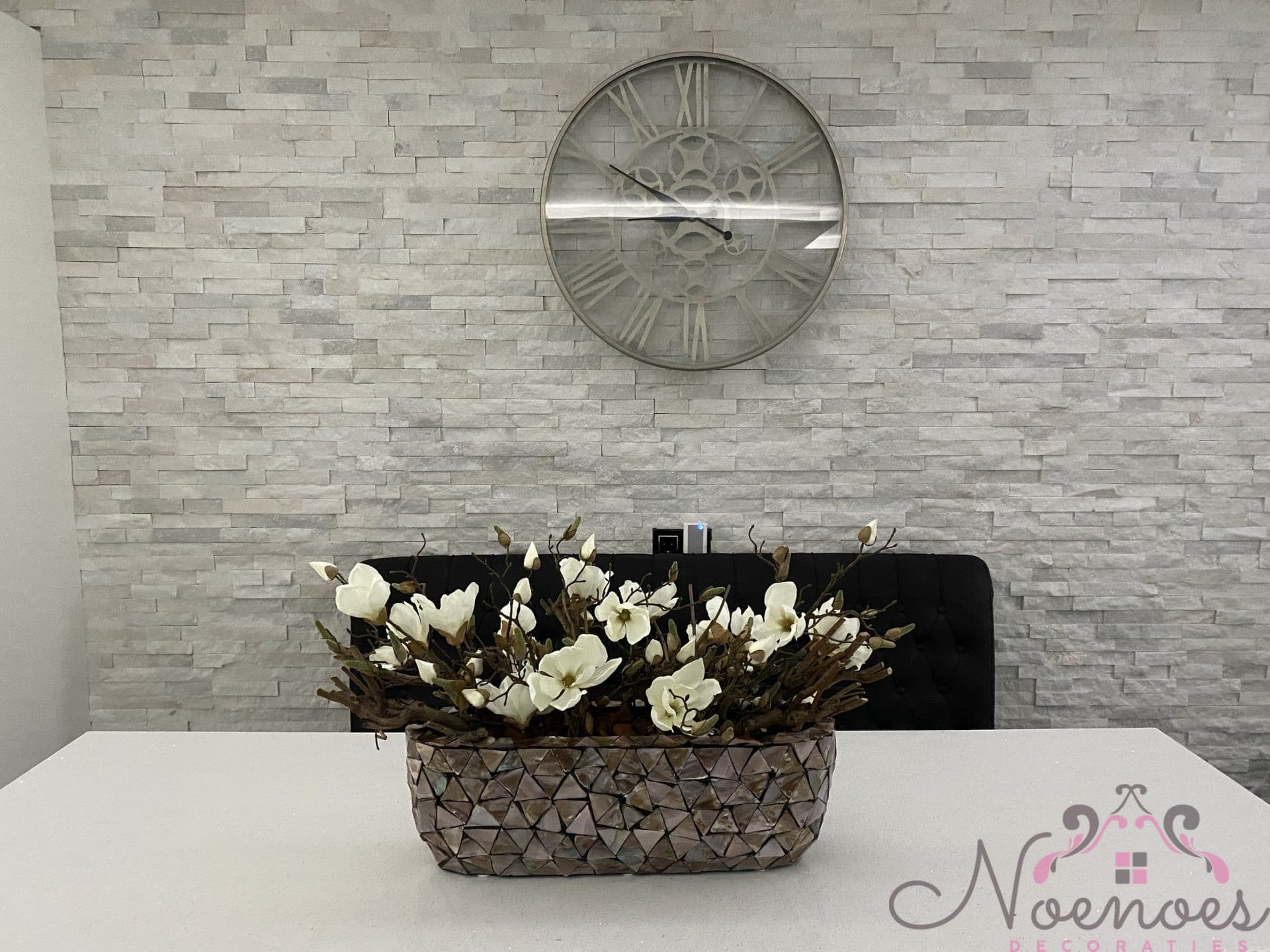 Schelpenvaas bootvorm met magnolia bloemen wit/crème 60 cm